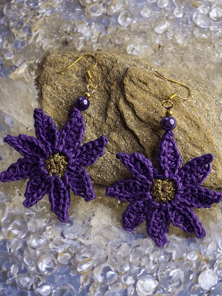 Boucles d'oreilles marguerite au crochet de couleur violette avec perles de culture ( imitation