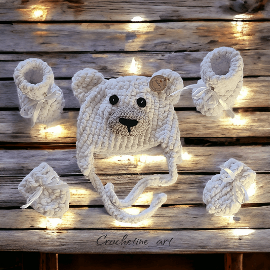 Coffret cadeaux de naissance pour bébé réalisé au crochet comprenant un bonnet ourson, une paire de chausson et de moufles de couleur blanc taille 0 à 3 mois 