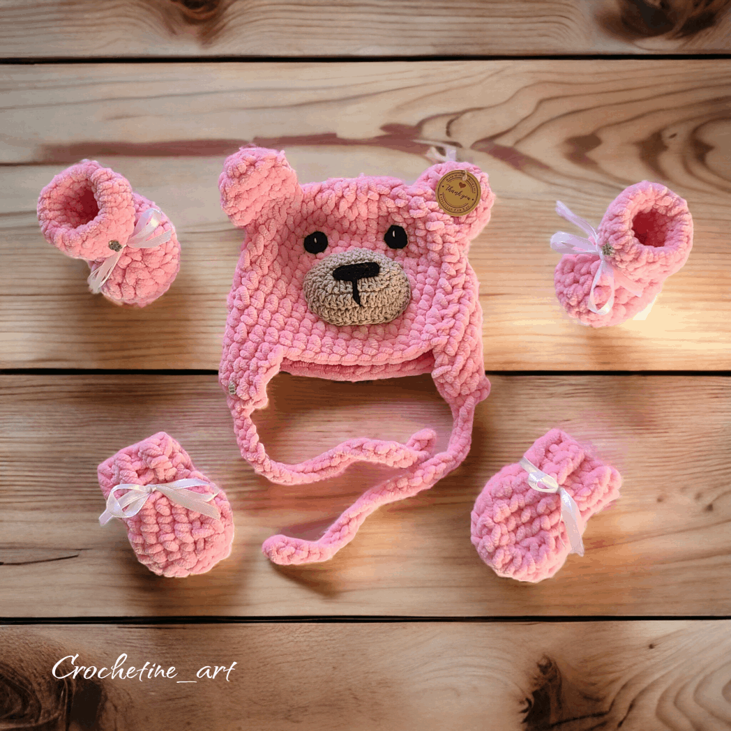 Coffret cadeau de naissance pour baby shower au crochet de couleur rose en  laine velours  comprenant un bonnet ourson, une paire de moufles et de chaussons 