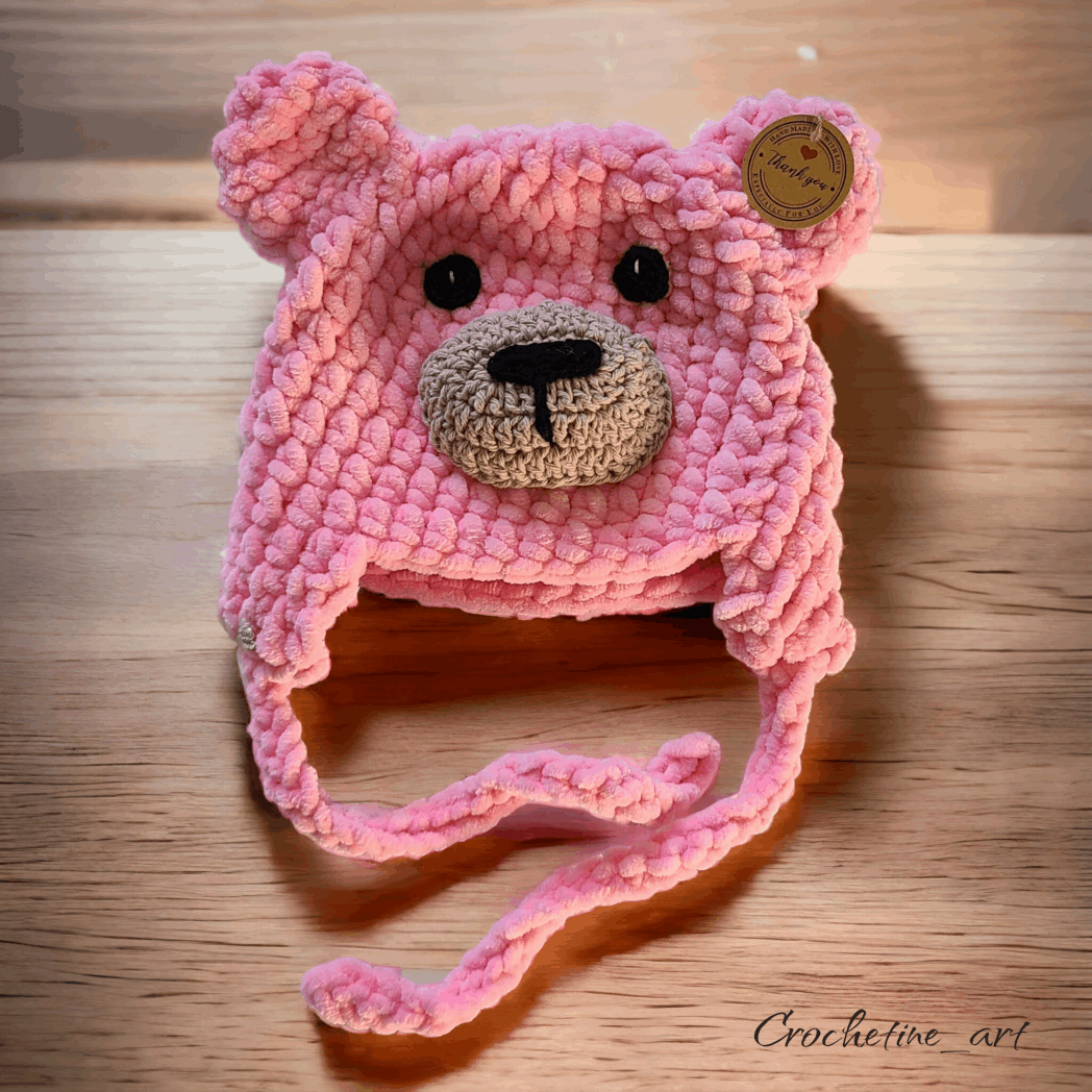 Coffret cadeau de naissance pour baby shower, bonnet ourson au crochet artisanal de couleur rose en laine velours