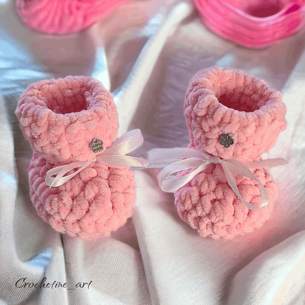 coffret cadeau de naissance pour baby shower, chaussons au crochet artisanal de couleur rose en laine velours