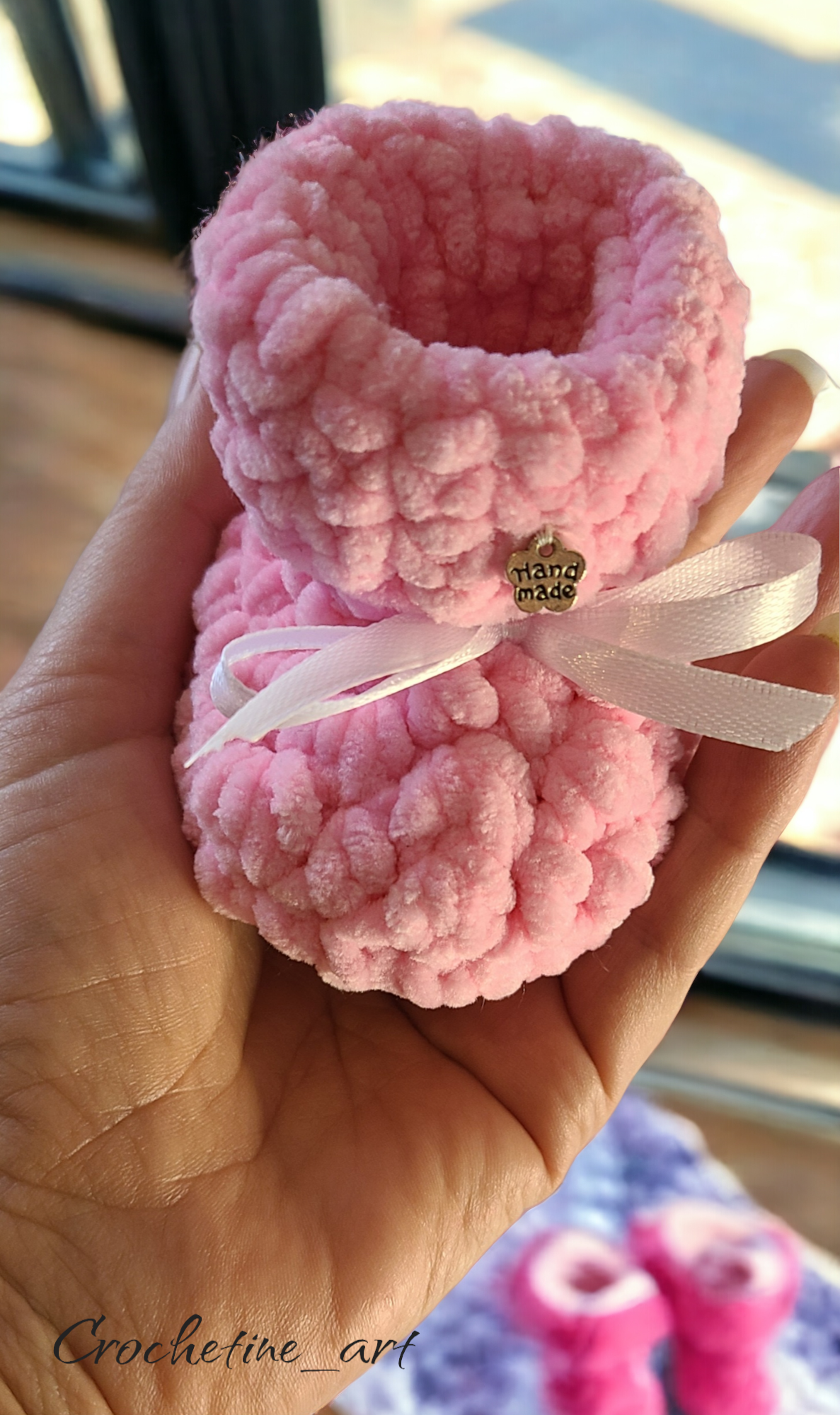 Chaussons bébé au crochet artisanal, en fil velours rose pour baby shower ou de naissance fait main