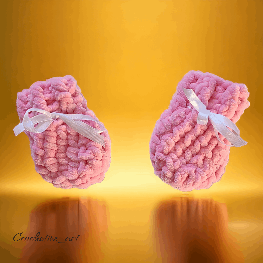 coffret cadeau de naissance pour baby shower, moufles au crochet artisanal de couleur rose en laine velours