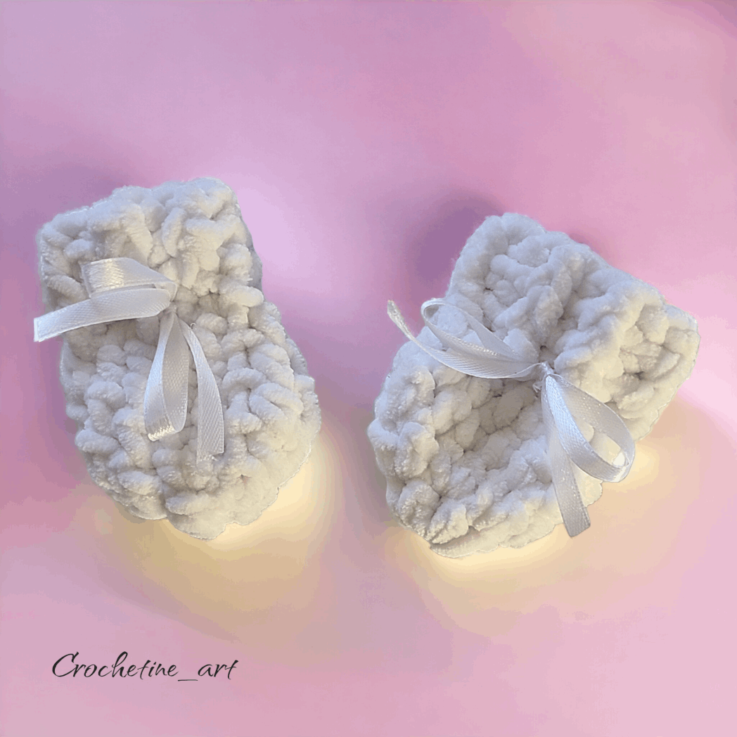 Coffret cadeaux de naissance pour bébé avec bonnet bébé ourson, moufles, chaussons réalisés au crochet en laine velours de couleur blanche taille 0 à 3 mois