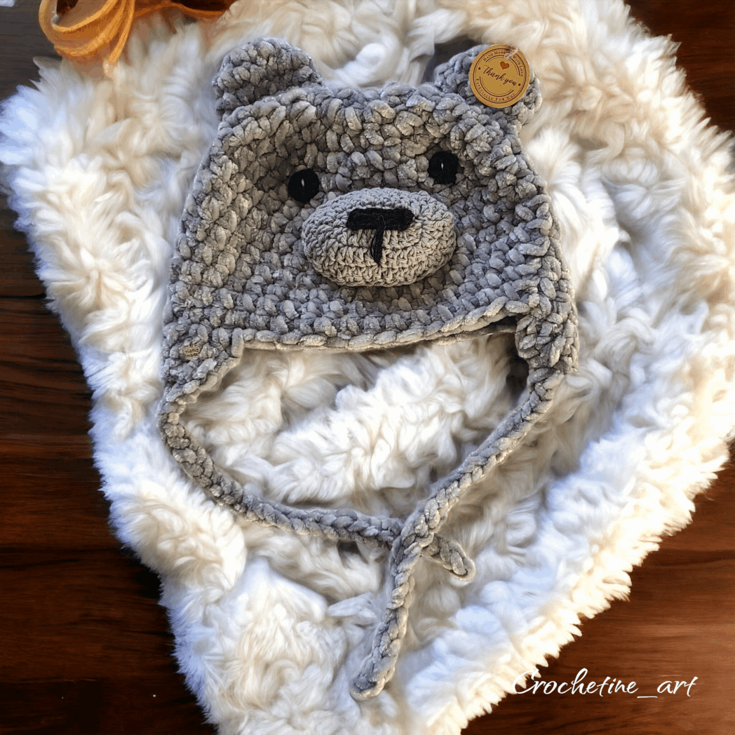 Coffret cadeau de naissance pour bébé, comprenant un bonnet ourson, une paire de chaussons, une paire de moufles réalisés au crochet artisanal en fil velours taille 0 à 3 mois