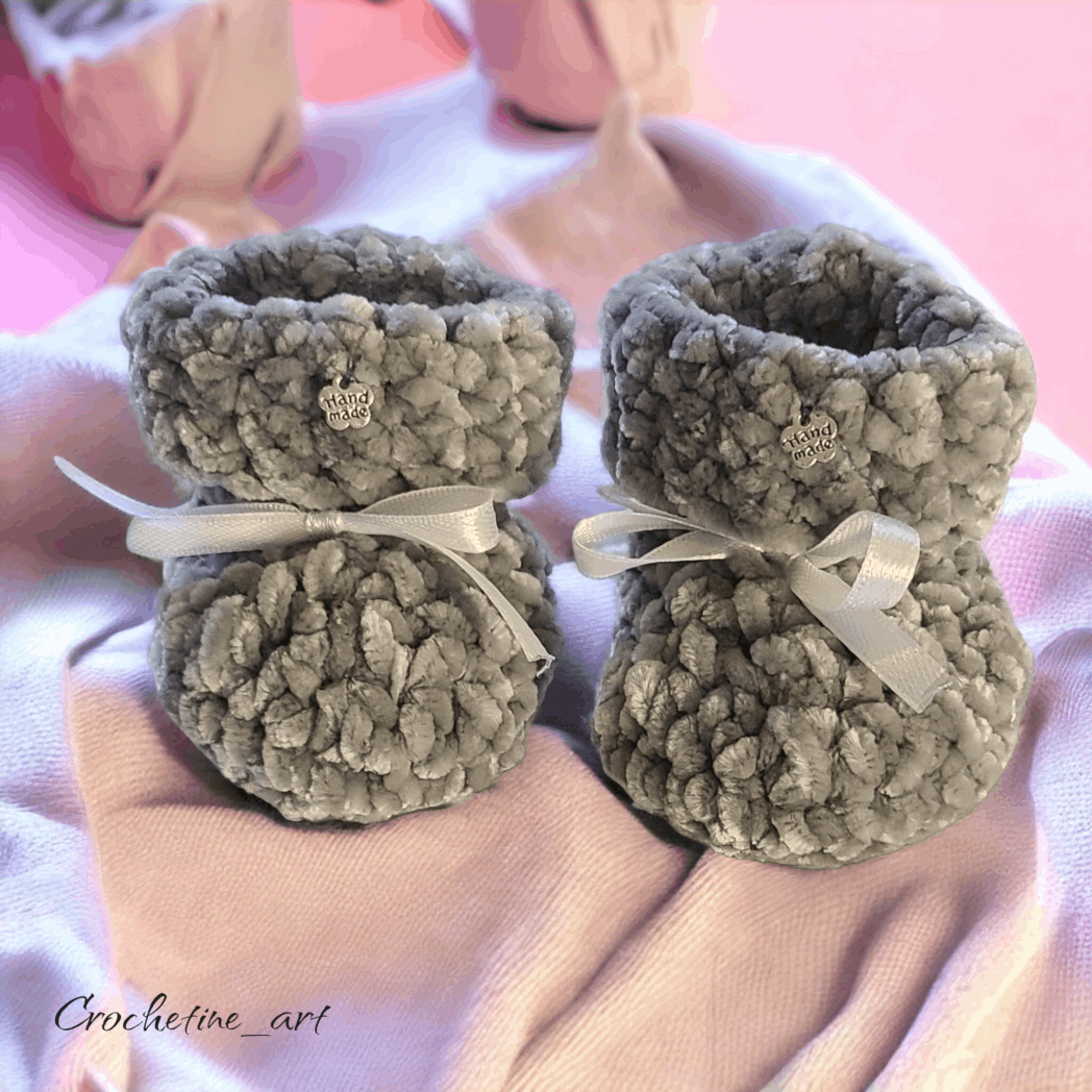 Coffret cadeau de naissance pour bébé, comprenant un bonnet ourson, une paire de chaussons, une paire de moufles réalisés au crochet artisanal en fil velours taille 0 à 3 mois