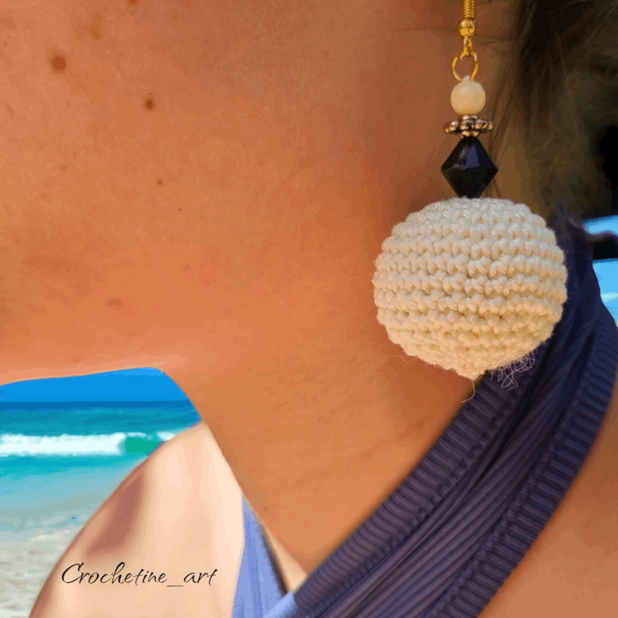 Boucles d'oreilles boule au crochet de couleur écrue avec perles intermédiaires