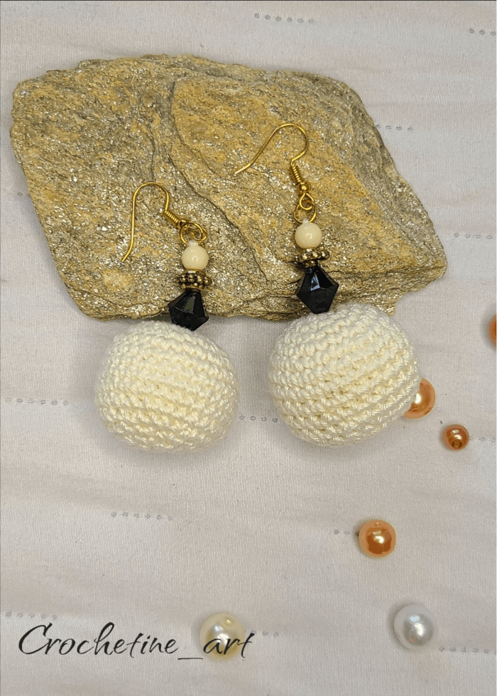 Boucles d'oreilles boule au crochet de couleur écrue avec perles intermédiaires