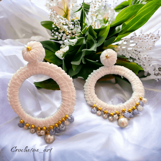 Boucles d'oreilles Sirine Blanche Boucles d'oreilles au crochet de couleur blanche avec perles intermédiaires