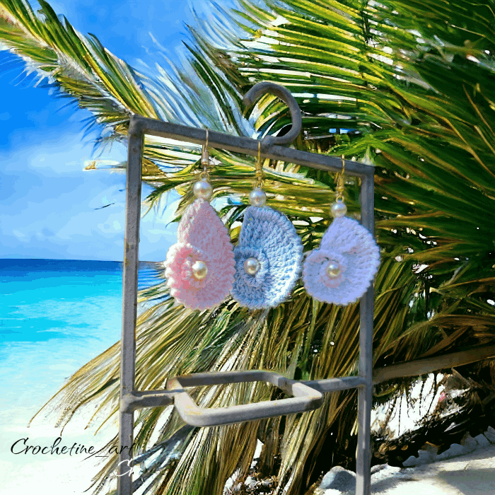 Boucles d'oreilles coquillage au crochet de couleur rose blanche et bleue avec perles de culture (imitation)