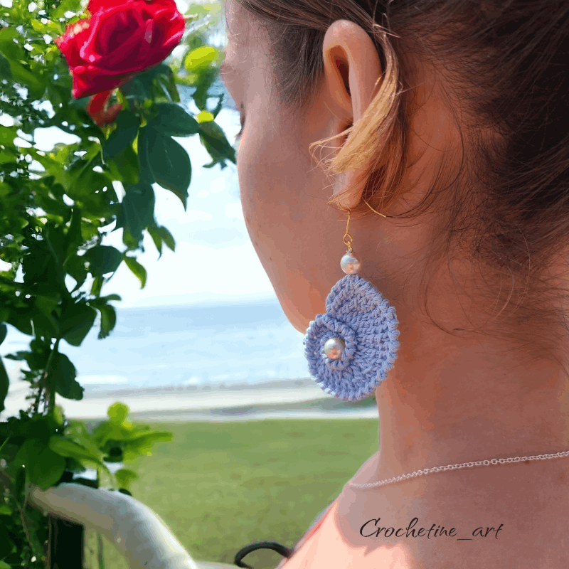 Boucles d'oreilles coquillage au crochet de couleur bleue avec perles de culture (imitation)