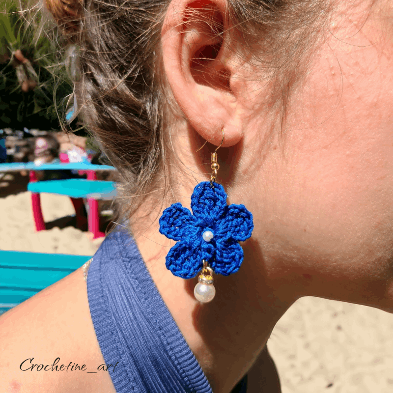 Boucles d'oreilles pendantes bleue Crochetine_art