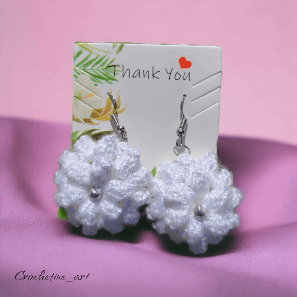 Boucles d'oreilles Lyli au crochet de couleur blanche avec perle de rocaille grise