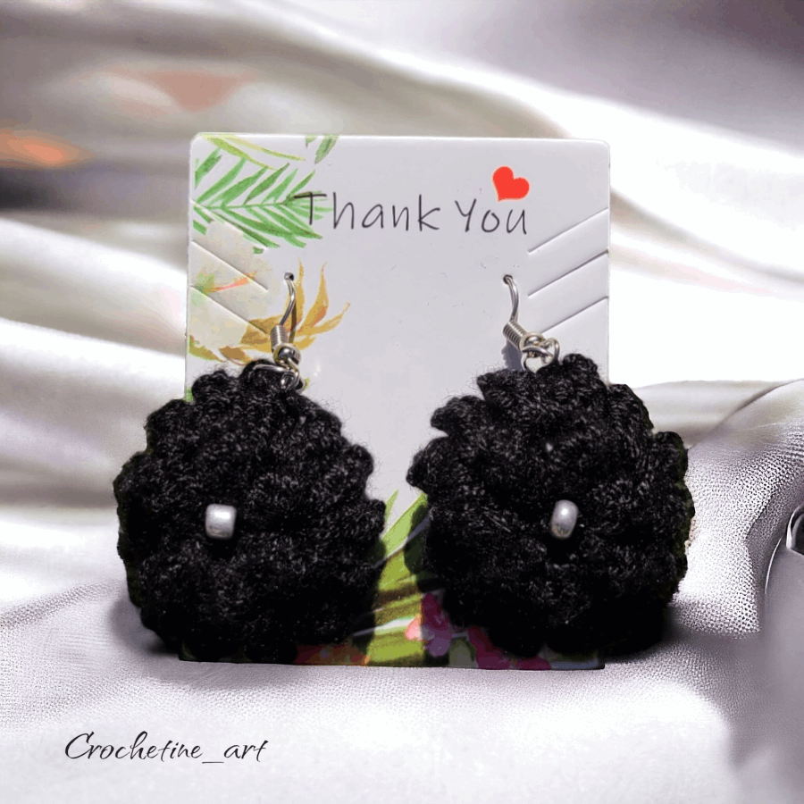 Boucles d'oreilles Lyli au crochet de couleur noire avec perle de rocaille grise