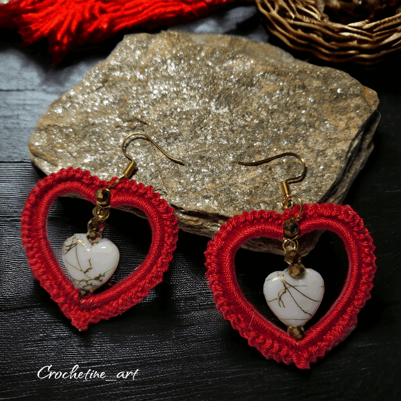 Boucles d'oreilles cœur Lovana au crochet de couleur rouge avec perles intermédiaires