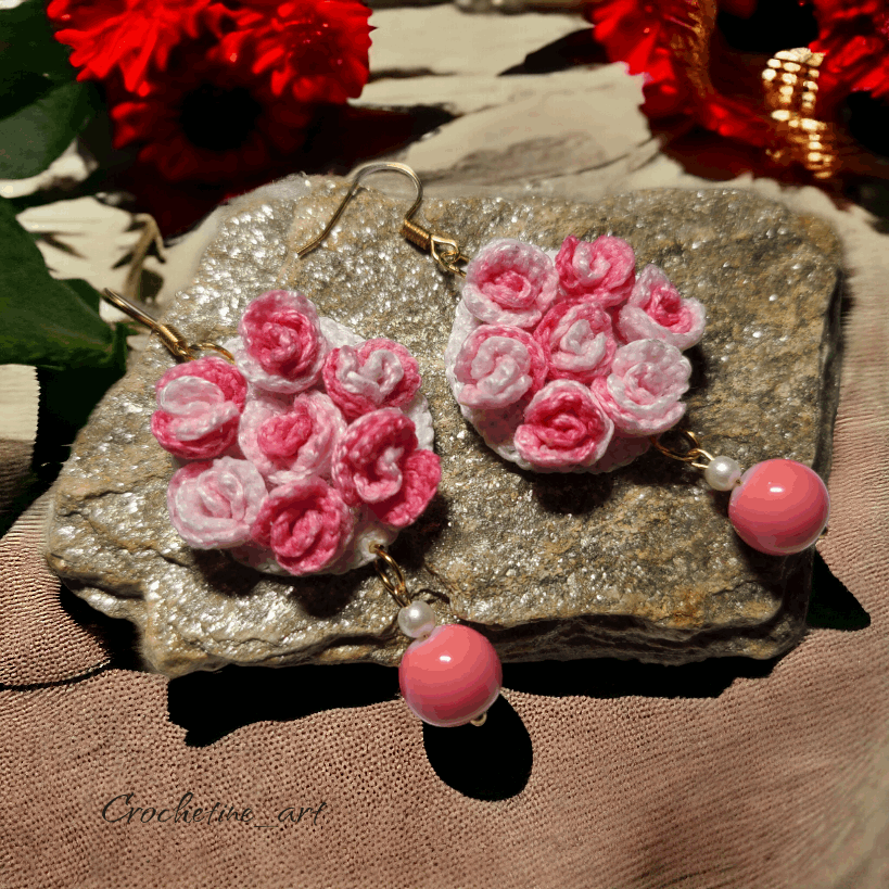 Boucles d'oreilles pendantes au crochet de couleur rose avec perles de verre et perles de culture (imitation)