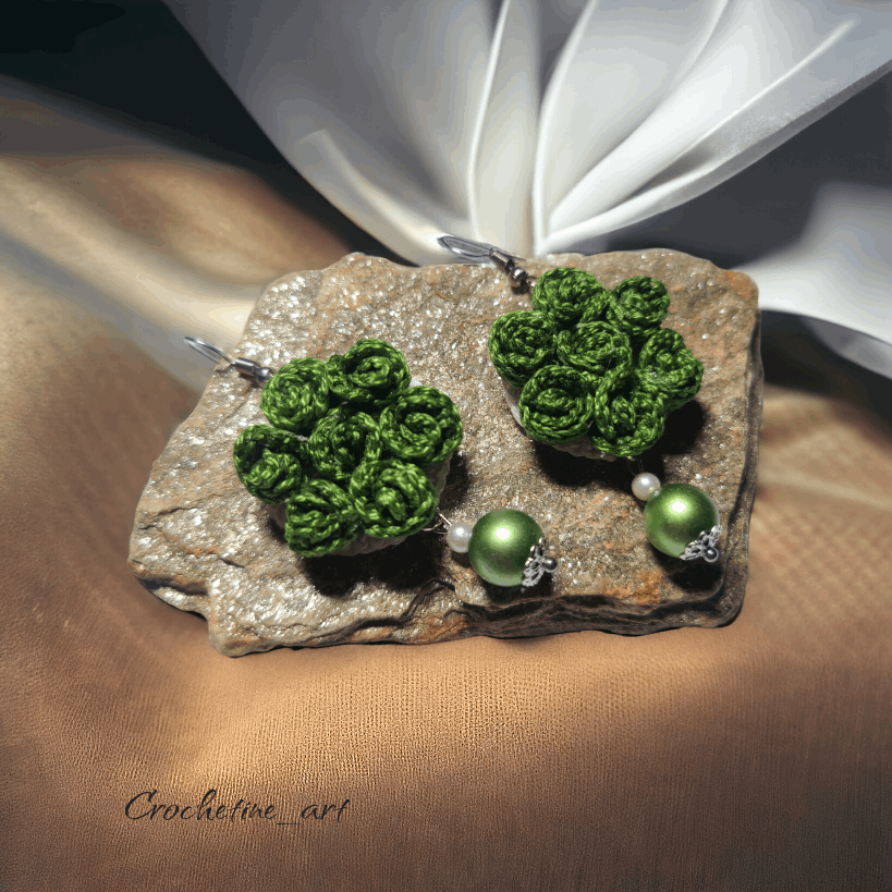Boucles d'oreilles pendantes au crochet de couleur verte avec petites roses crochetées et perles