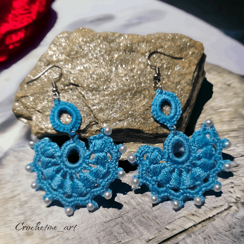 Boucles d'oreilles pendantes au crochet artisanal de couleur bleue avec perles de culture (imitation)