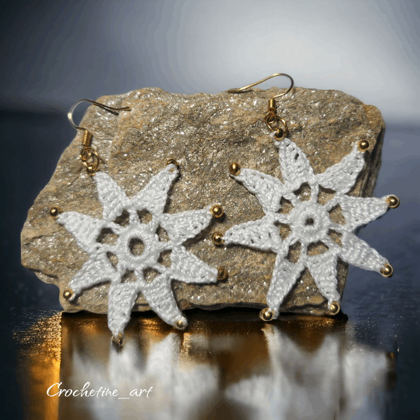 Boucles d'oreilles étoile au crochet de couleur blanche avec perles dorées