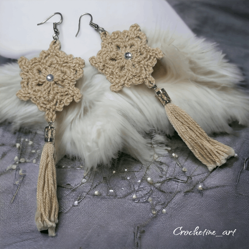 Boucles d'oreilles Boho Chic au crochet avec strass argenté de couleur beige