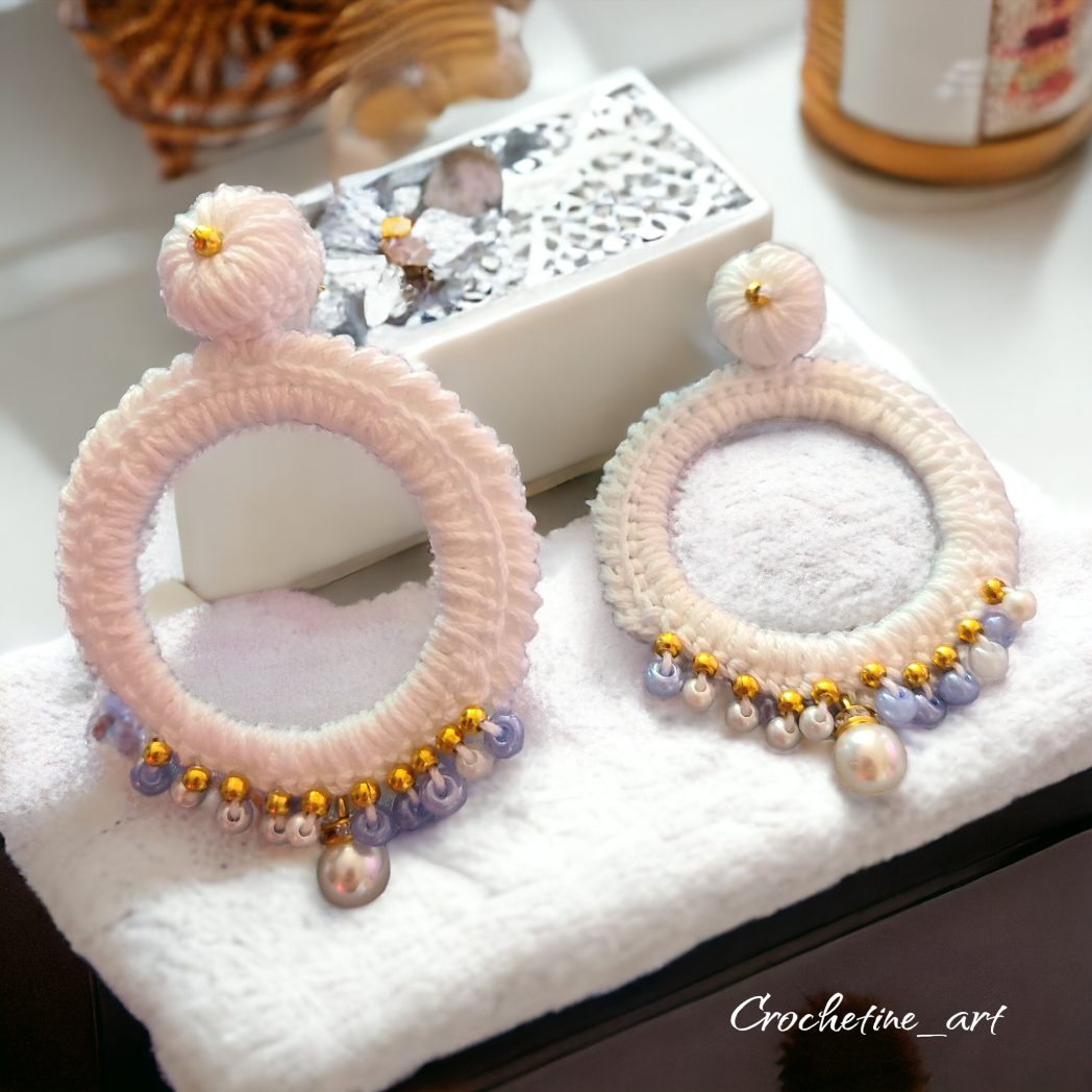 Boucles d'oreilles Sirine Blanche Boucles d'oreilles au crochet de couleur blanche avec perles intermédiaires