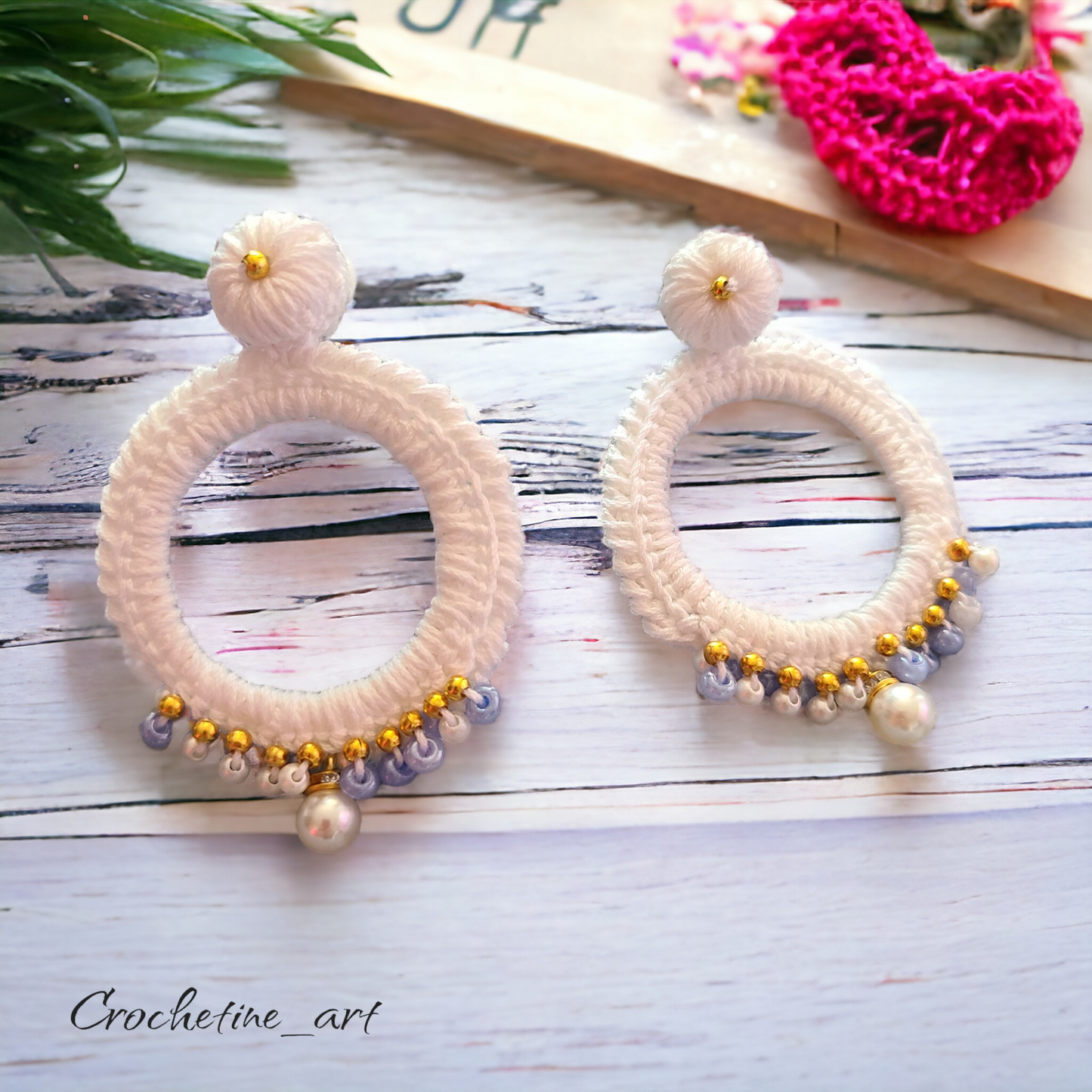 Boucles d'oreilles Sirine Blanche Boucles d'oreilles au crochet de couleur blanche avec perles intermédiaires