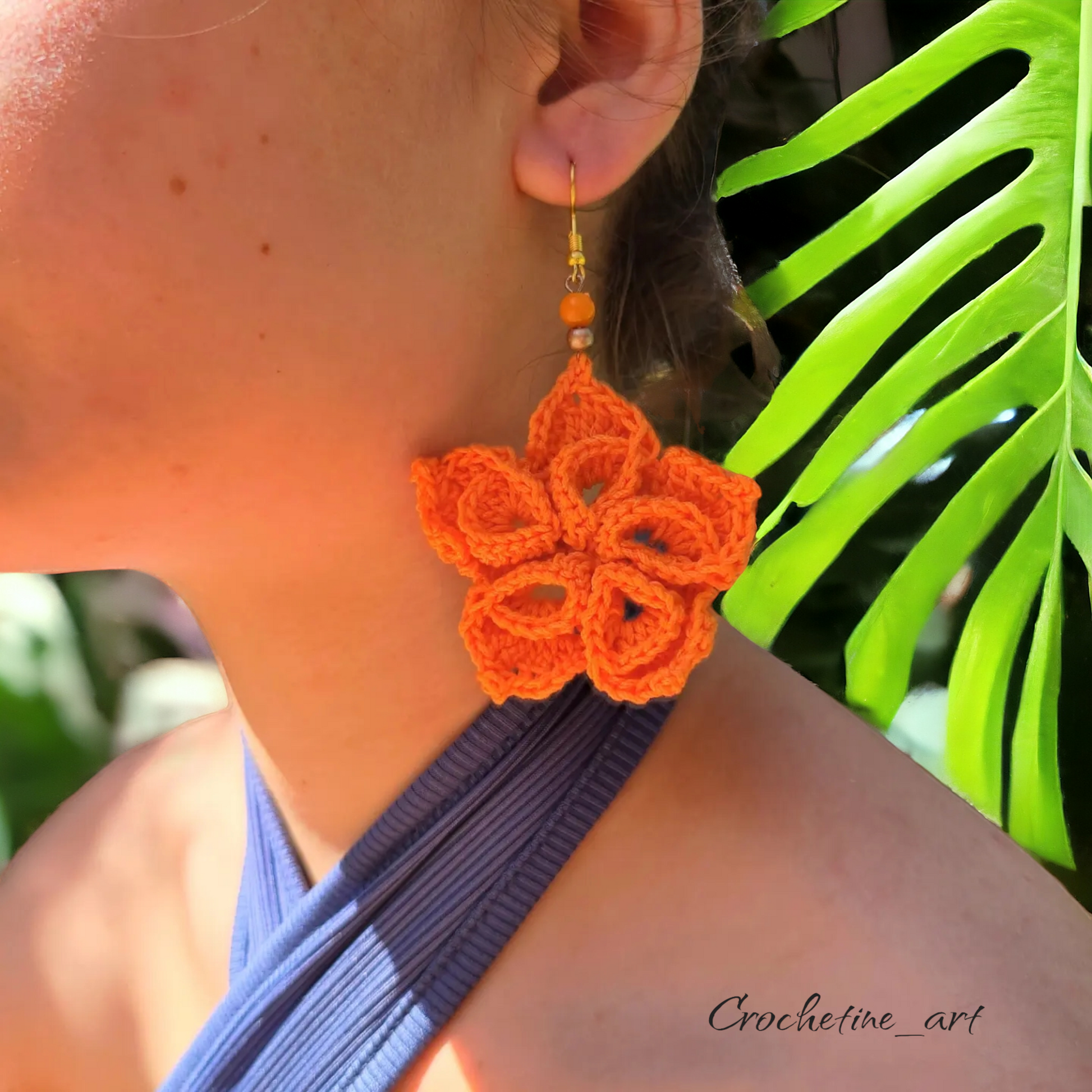 Boucles d'oreilles fleur au crochet de couleur orange avec perles intermédiaires 