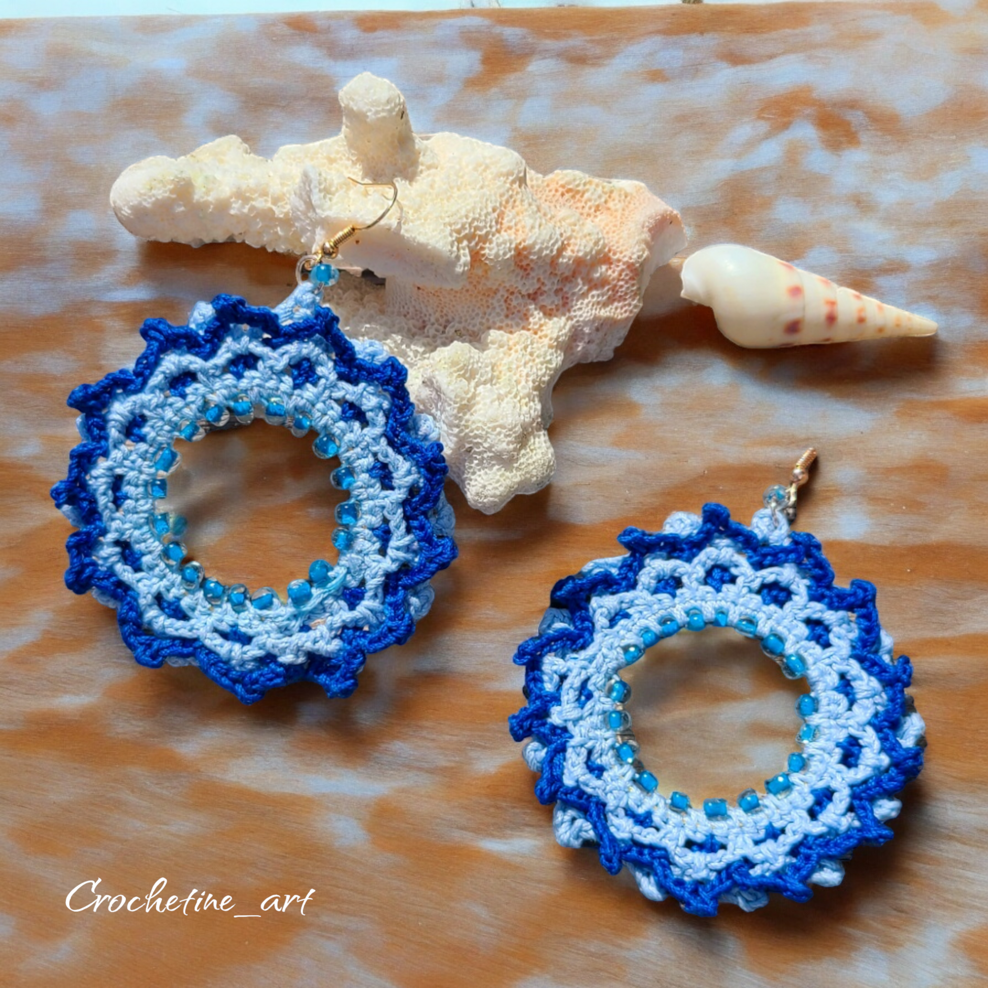 Boucles d'oreilles créole Neyla au crochet de couleurs bleues avec perles de rocailles