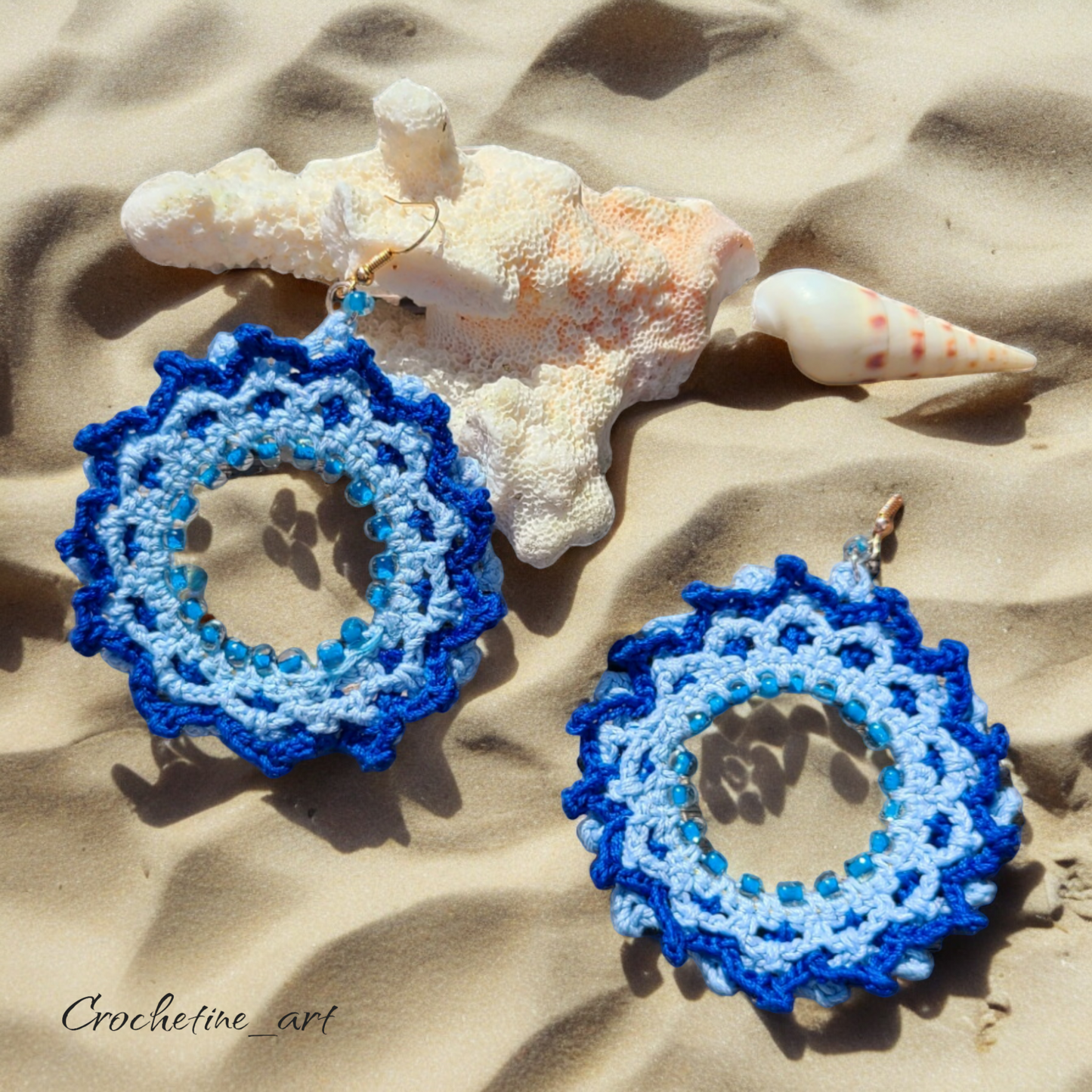 Boucles d'oreilles créole Neyla au crochet de couleurs bleues avec perles de rocailles