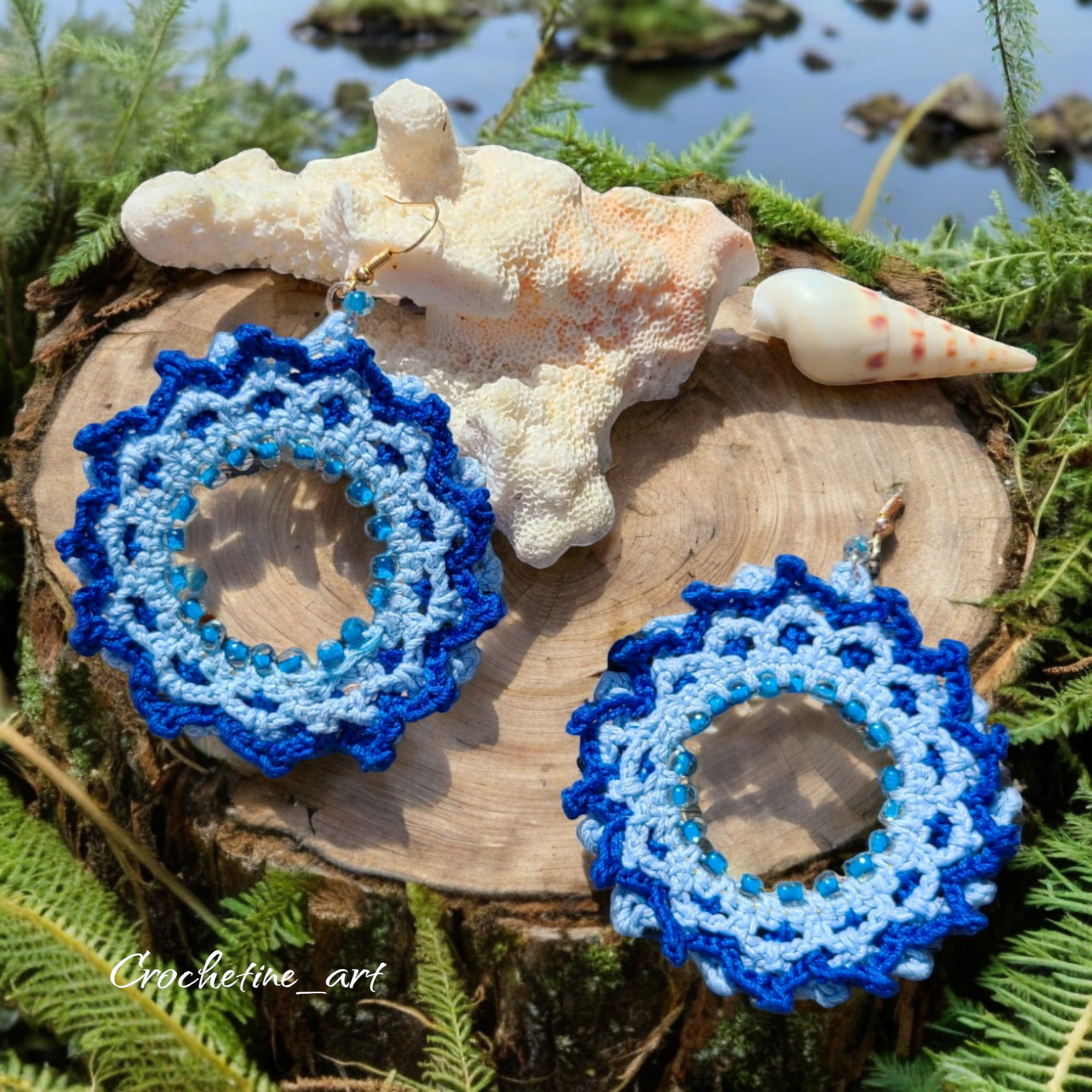 Boucles d'oreilles créole Neyla au crochet de couleurs bleues avec perles de rocailles