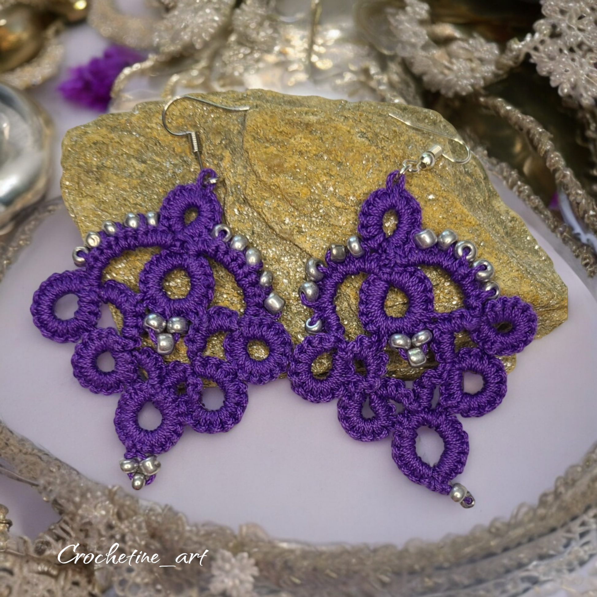 Boucles d'oreilles pendantes Louison réalisées au crochet de couleur violette.