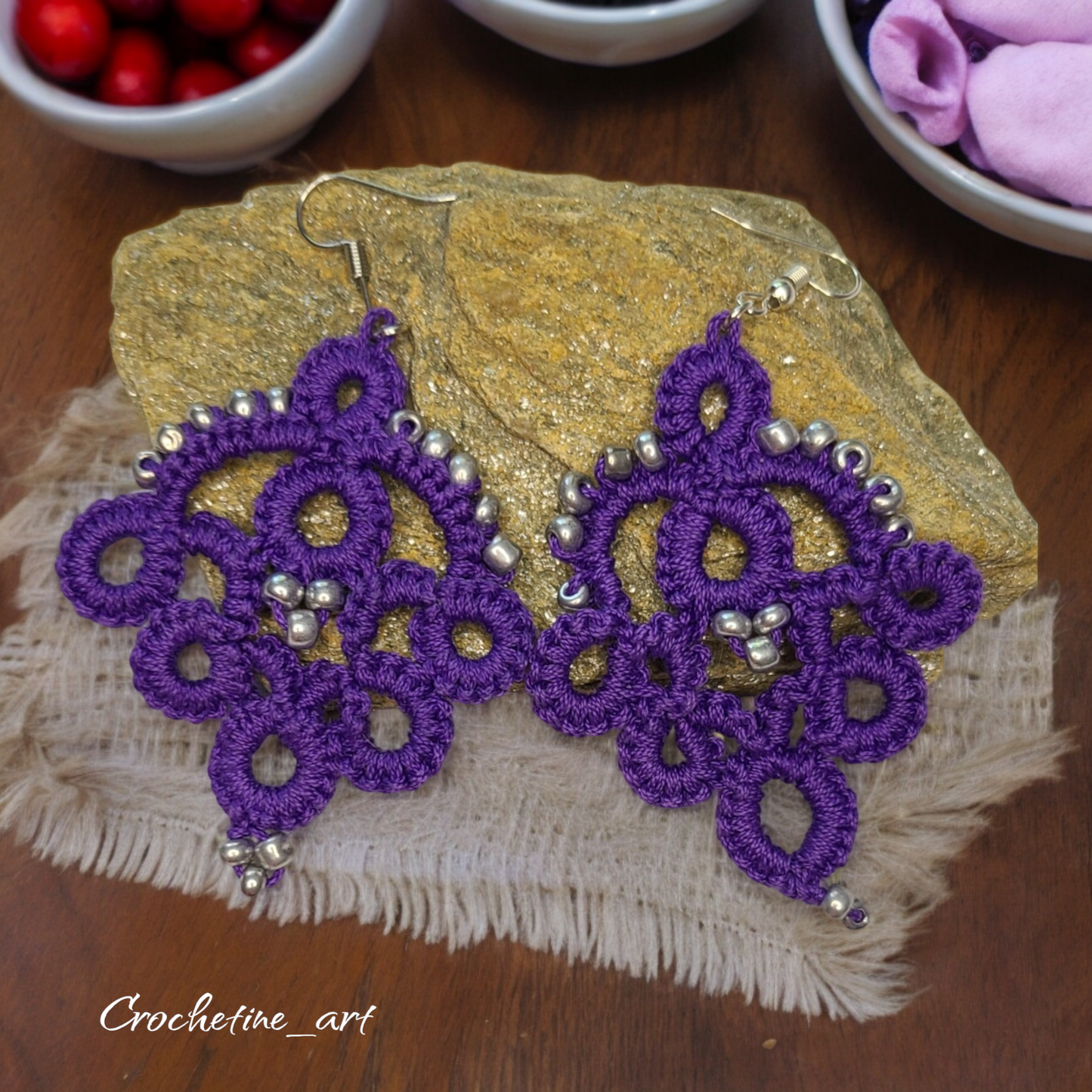 Boucles d'oreilles pendantes Louison réalisées au crochet de couleur violette.