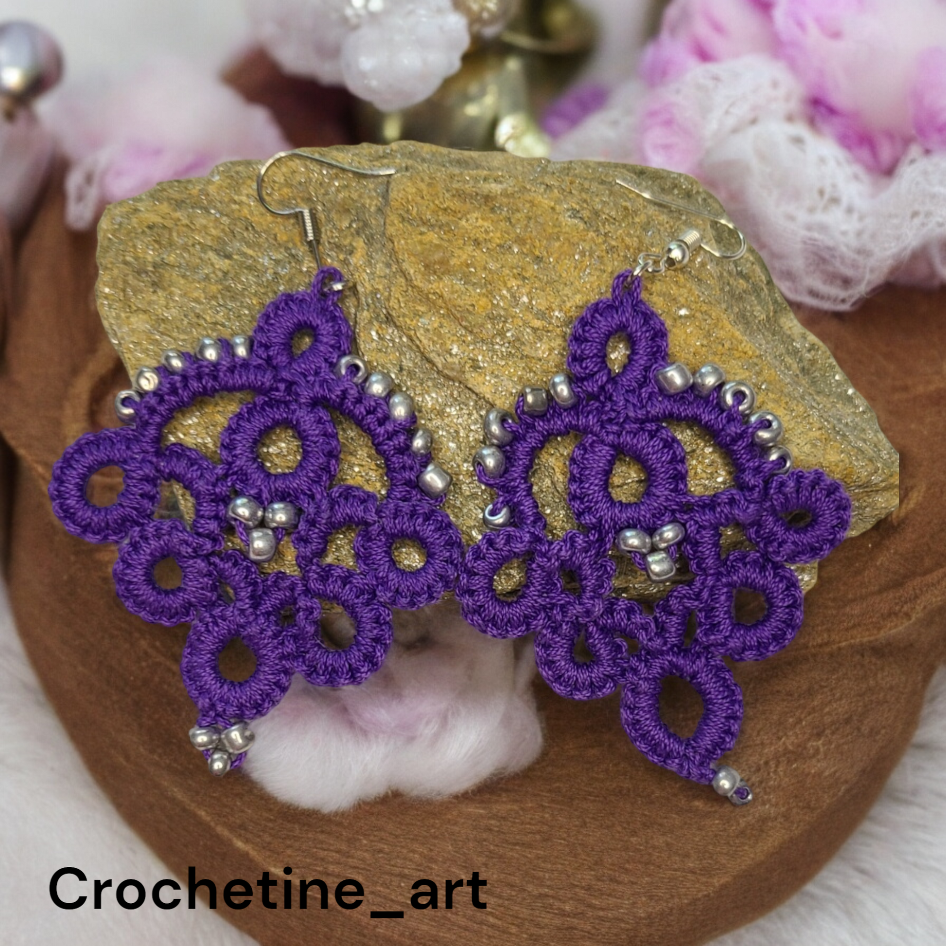 Boucles d'oreilles pendantes Louison réalisées au crochet de couleur violette.