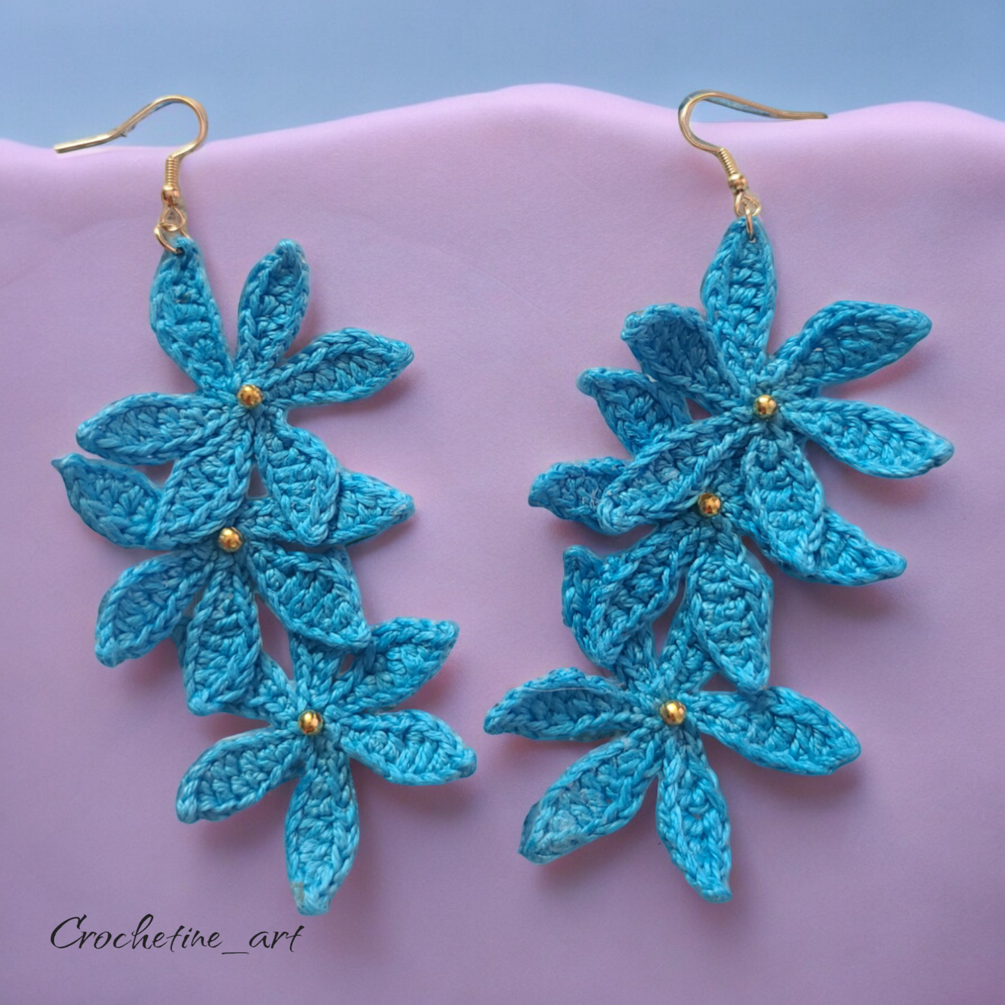 Boucles d'oreilles tombantes Alba, Boucles d'oreilles au crochet de couleurs bleue avec perles dorées