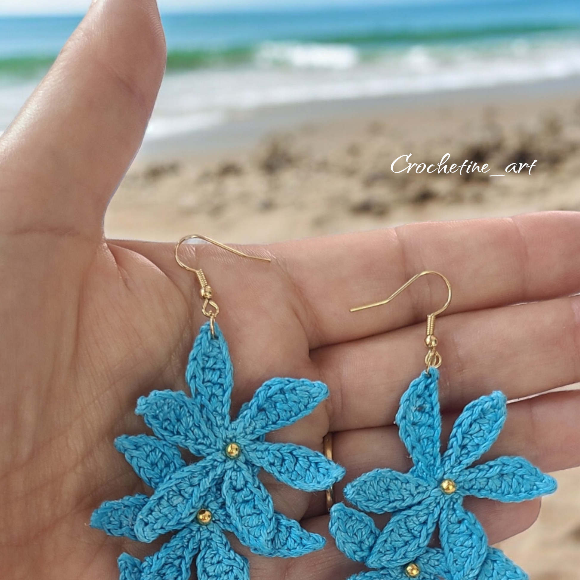 Boucles d'oreilles tombantes Alba, Boucles d'oreilles au crochet de couleurs bleue avec perles dorées