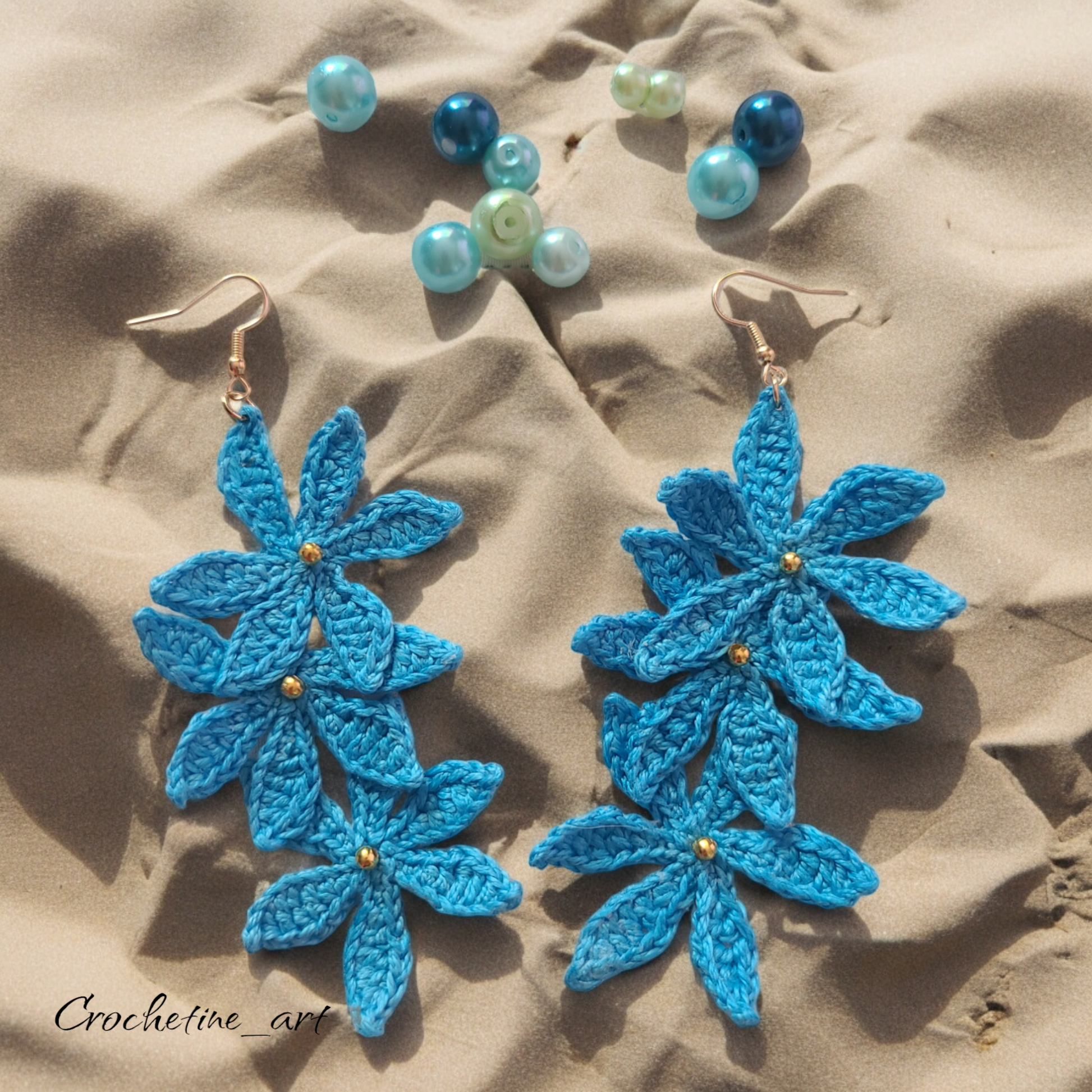 Boucles d'oreilles tombantes Alba, Boucles d'oreilles au crochet de couleurs bleue avec perles dorées