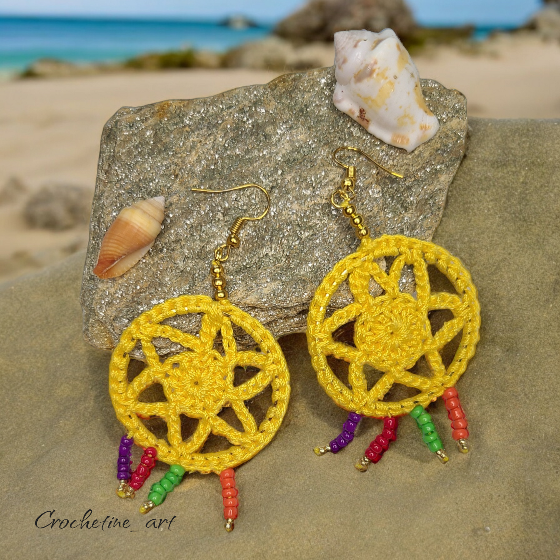 Boucles d'oreilles attrapes rêves Elya de couleur jaune réalisées au crochet avec perles de rocailles