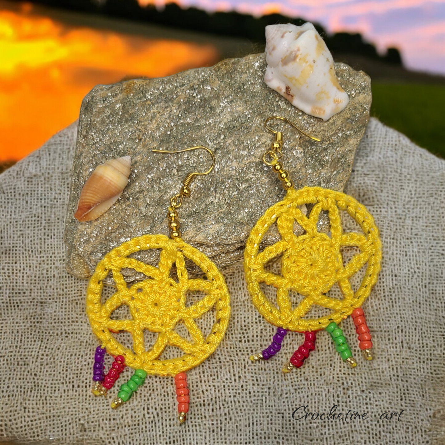 Boucles d'oreilles attrapes rêves Elya de couleur jaune réalisées au crochet avec perles de rocailles