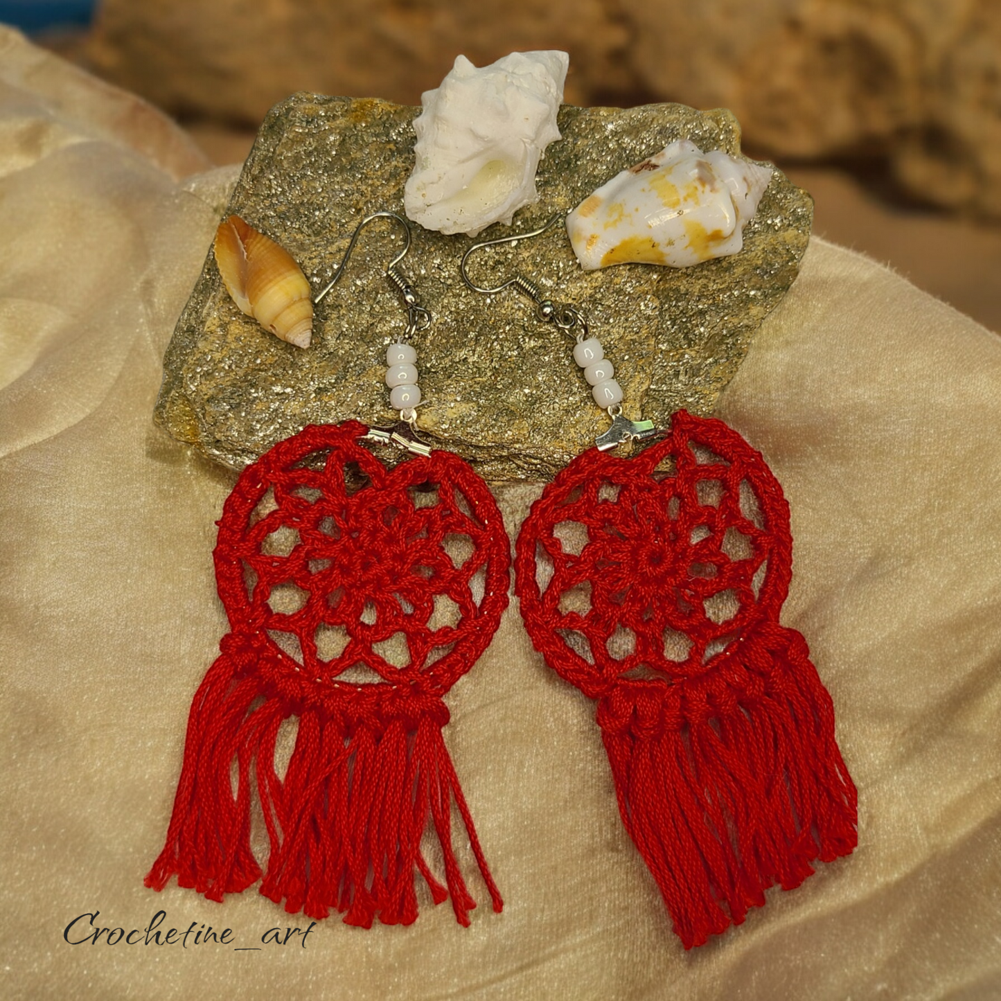 Boucles d'oreilles attrapes rêves Lenny de couleur rouge au crochet avec perles de rocaille