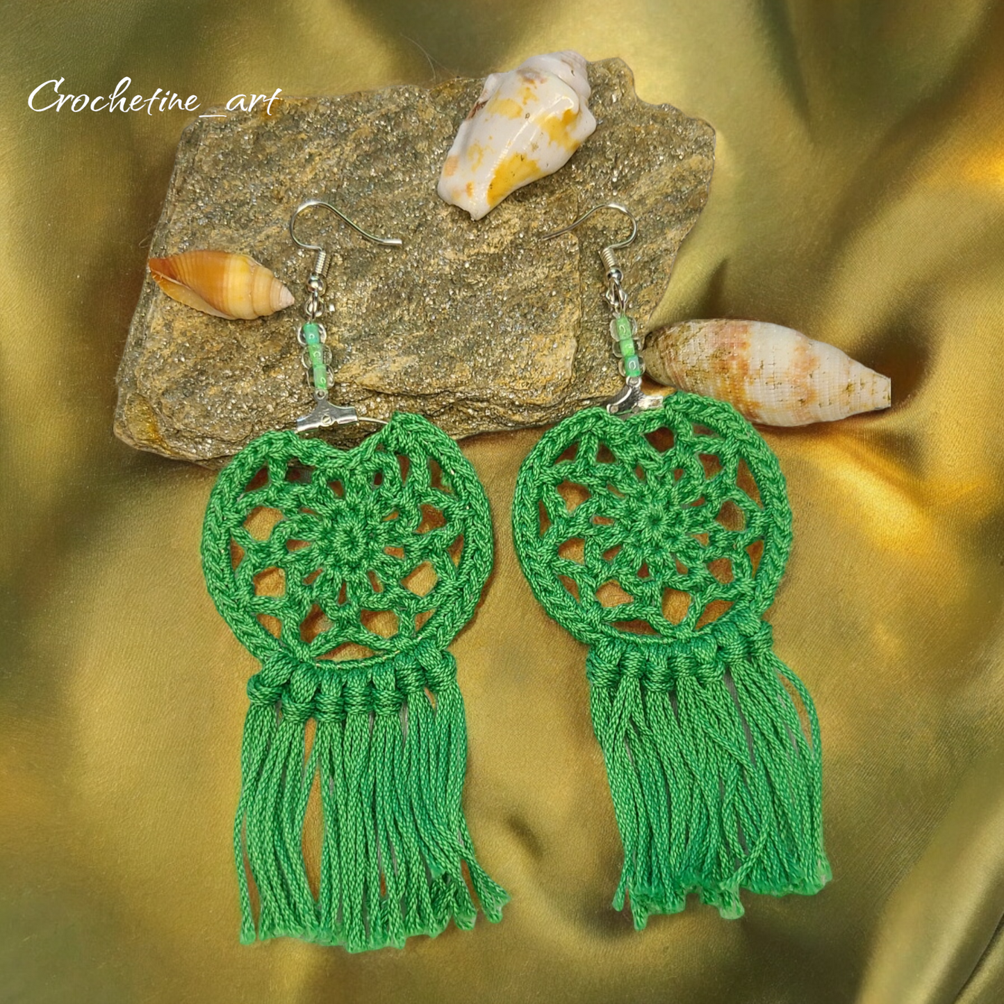 Boucles d'oreilles attrapes rêves Lenny de couleur verte au crochet avec perles de rocaille