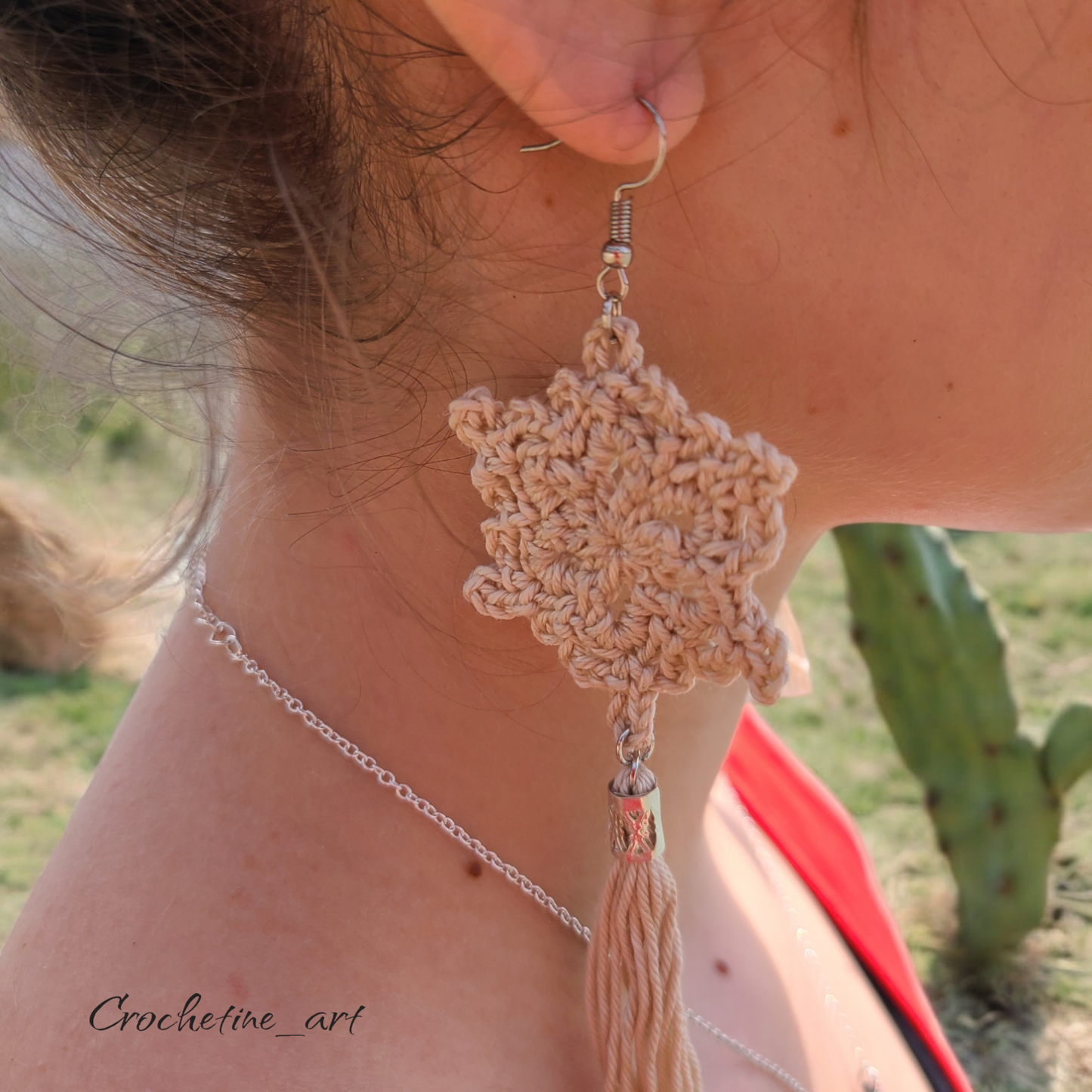 Boucles d'oreilles Boho Chic au crochet avec strass argenté de couleur beige