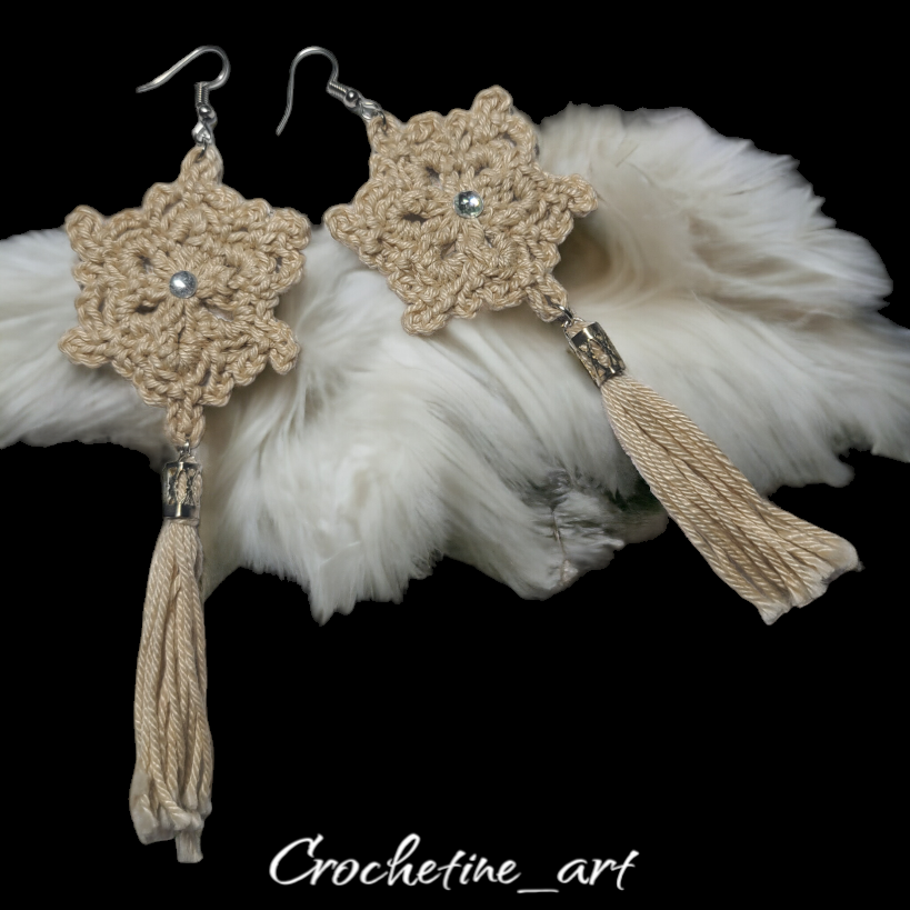 Boucles d'oreilles Boho Chic au crochet avec strass argenté de couleur beige