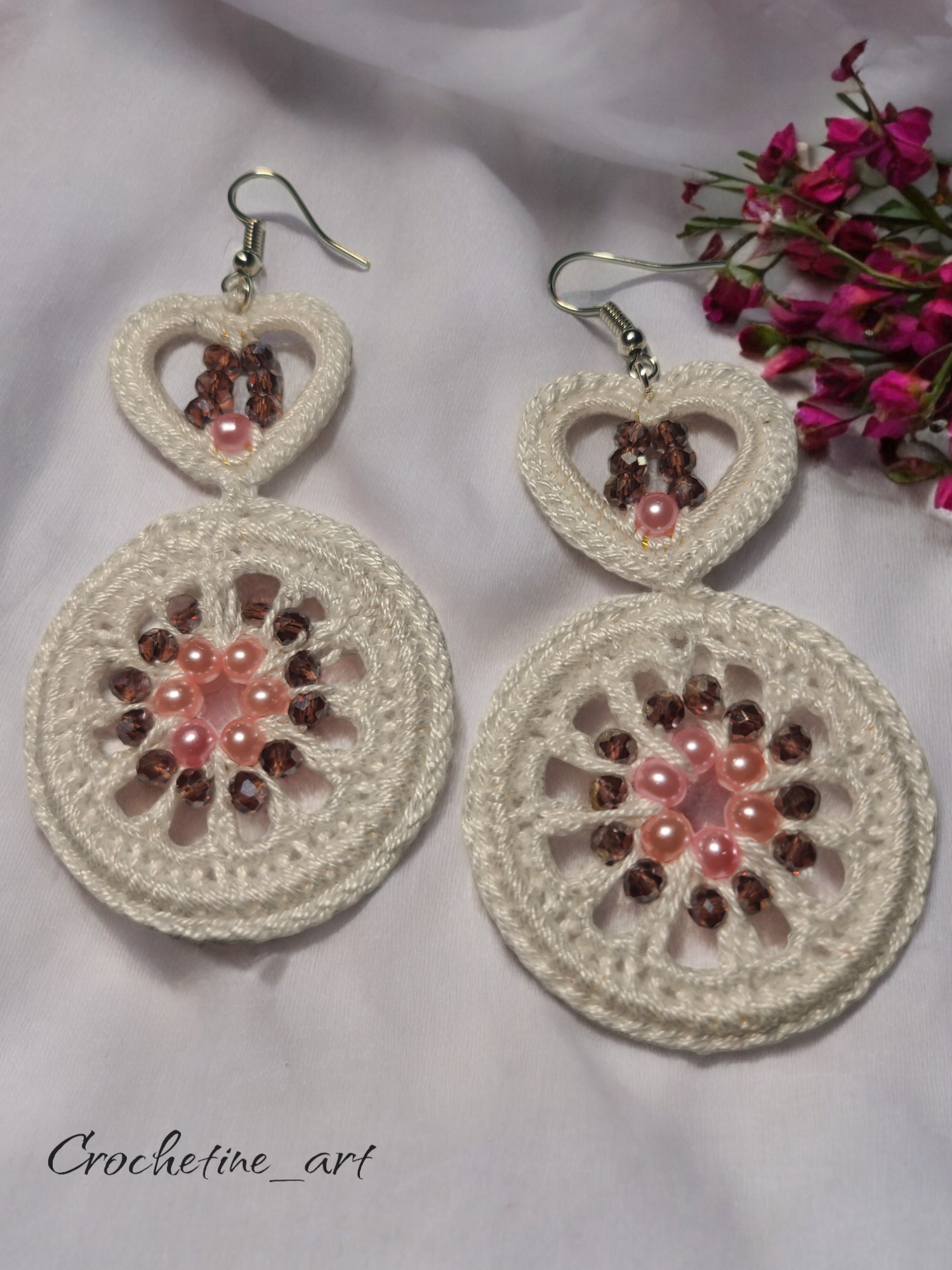 Boucles d'oreilles créoles et cœur Roxane, boucles d'oreilles au crochet blanche avec perles de rocaille et perles de culture (imitation)  