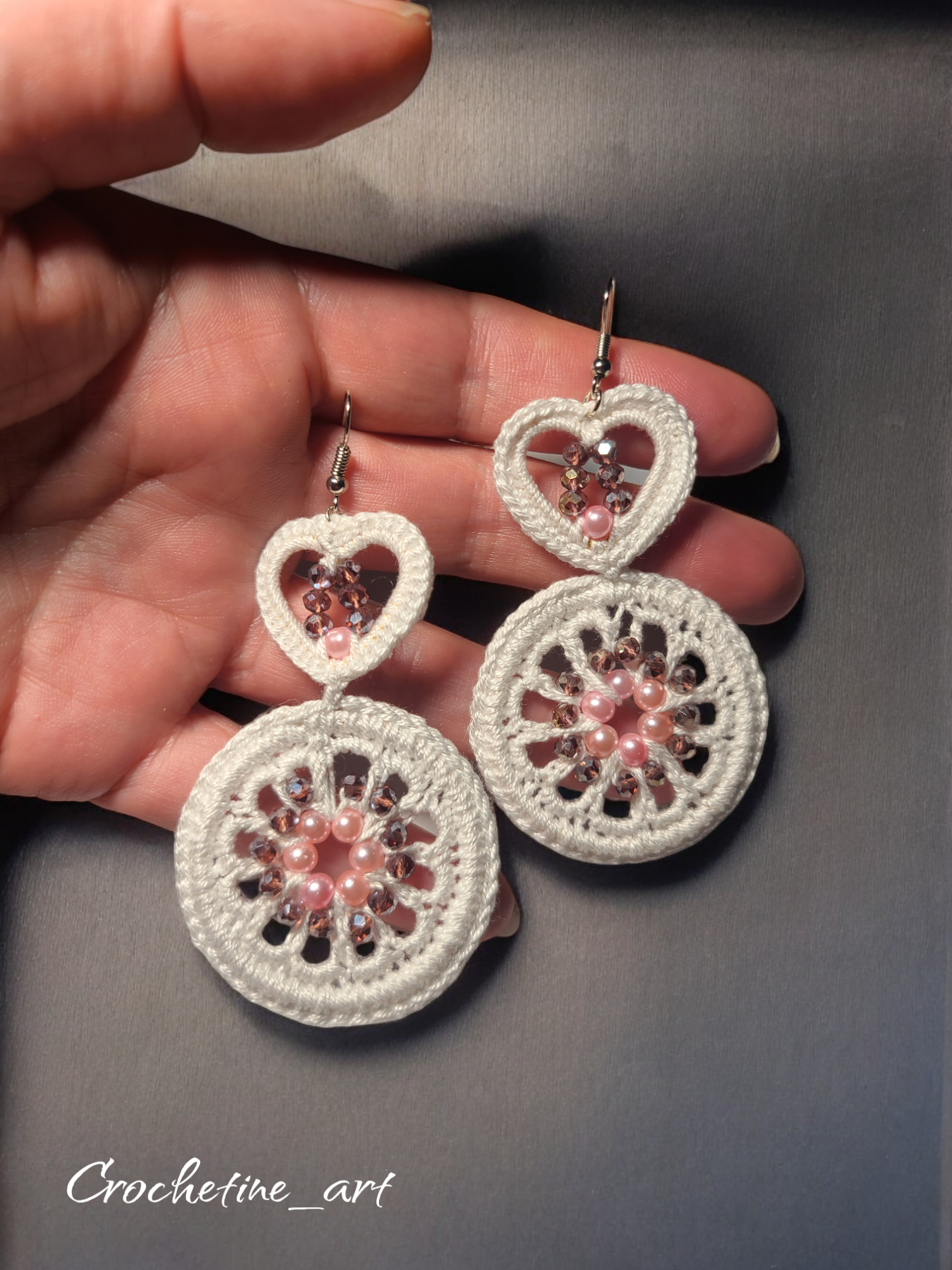 Boucles d'oreilles créoles et cœur Roxane, boucles d'oreilles au crochet blanche avec perles de rocaille et perles de culture (imitation)  