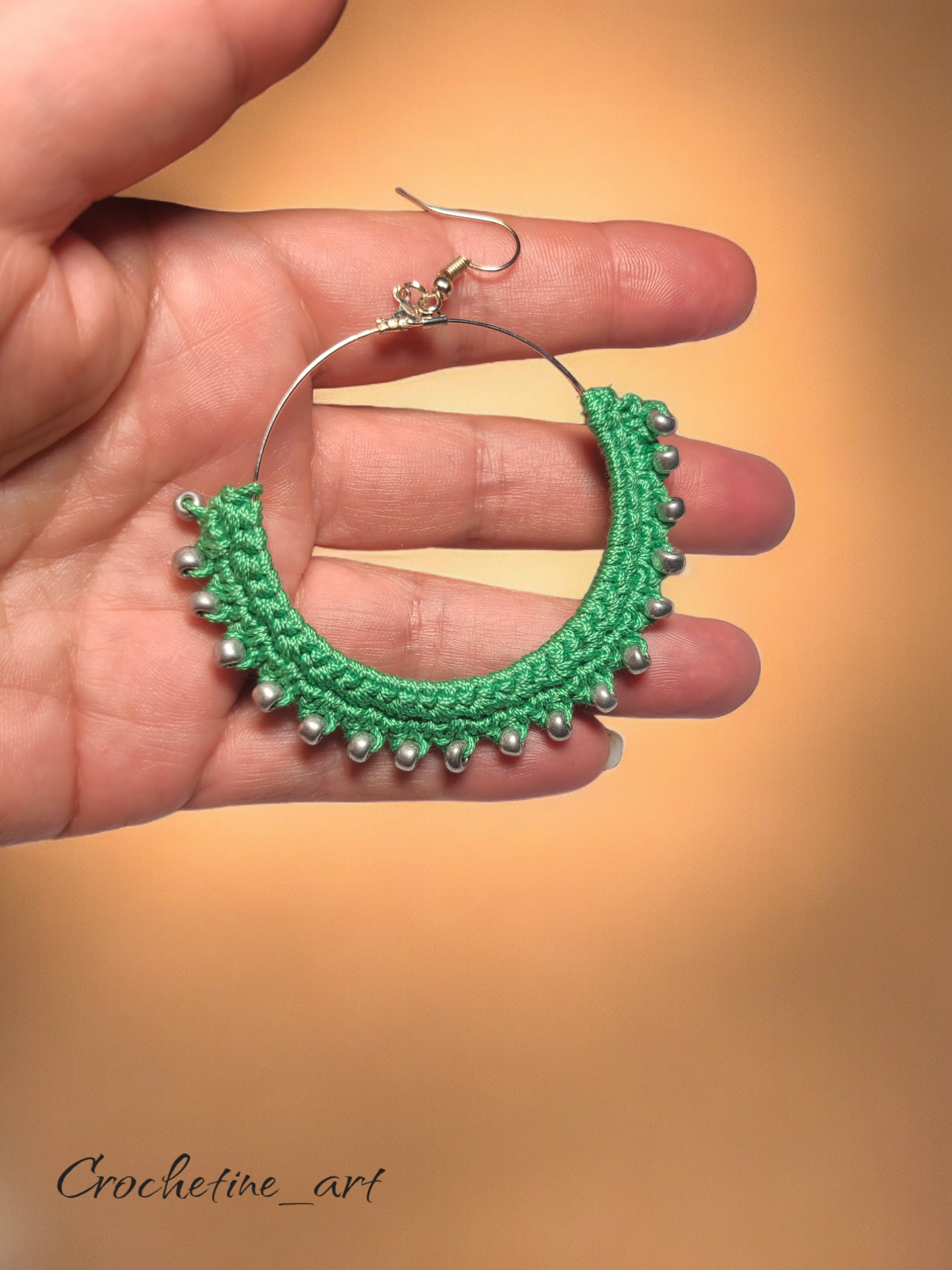 Boucles d'oreilles créoles Farah avec perles de rocailles argentée, une dimension de 8 cm, boucle d'oreilles au crochet  en fil coton de couleur verte.