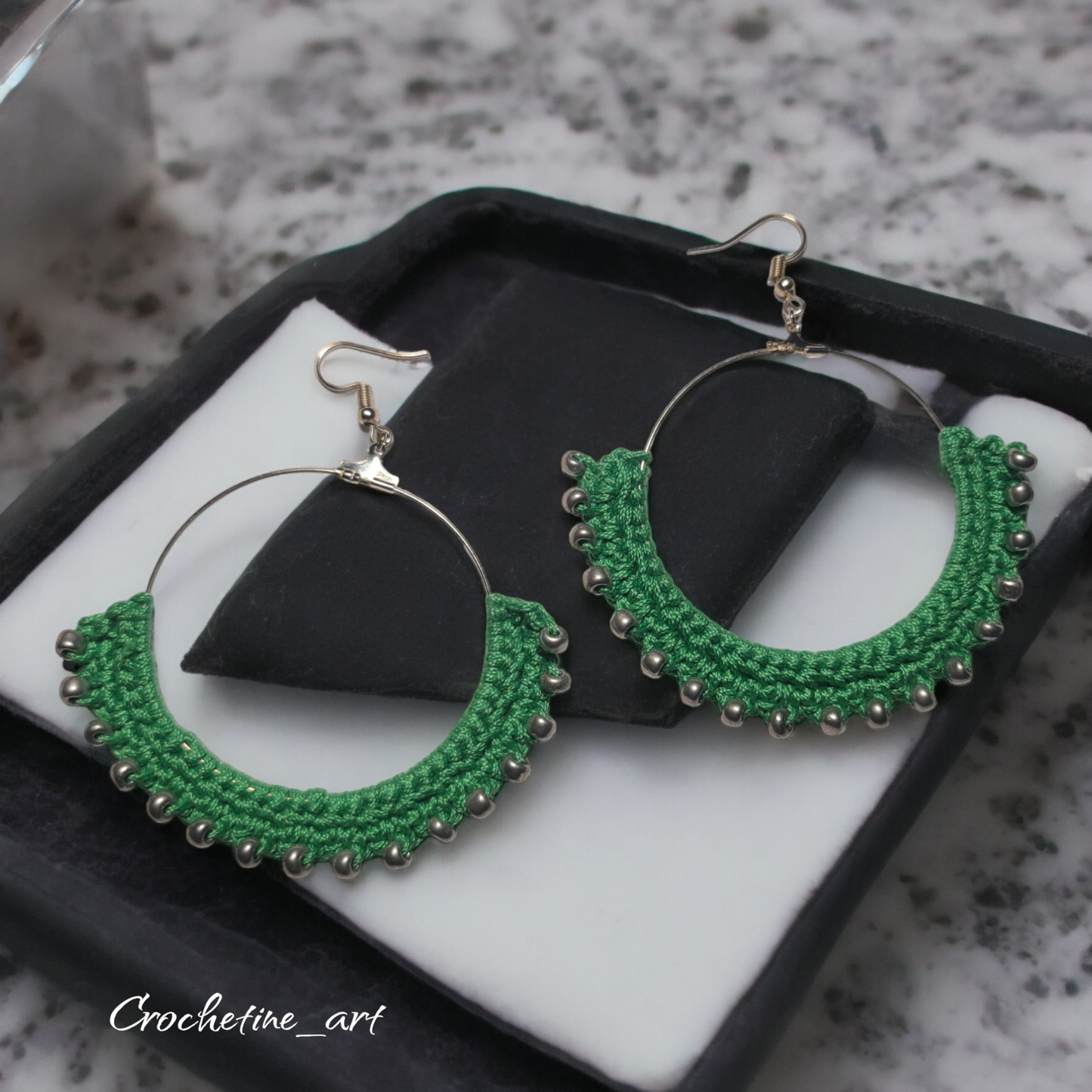 Boucles d'oreilles créoles Farah avec perles de rocailles argentée, une dimension de 8 cm, boucle d'oreilles au crochet  en fil coton de couleur verte.