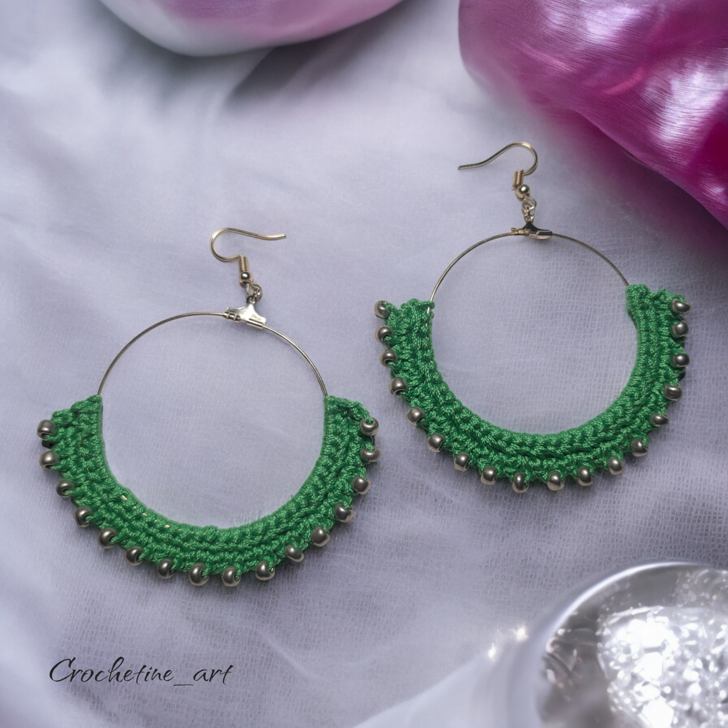 Boucles d'oreilles créoles Farah avec perles de rocailles argentée, une dimension de 8 cm, boucle d'oreilles au crochet  en fil coton de couleur verte.