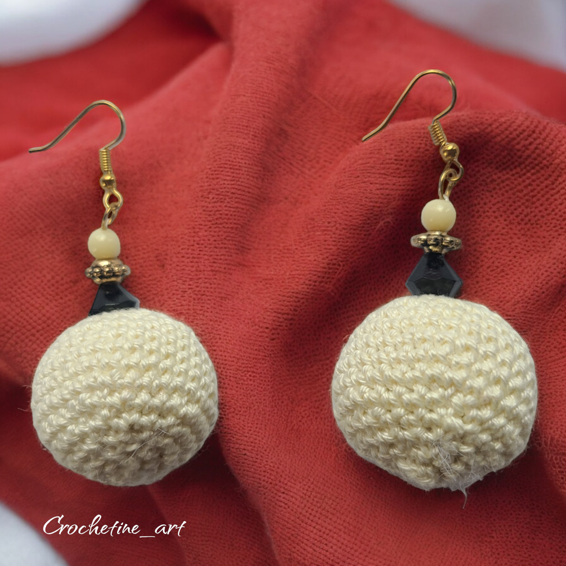 Boucles d'oreilles boules au crochet de couleur écrue avec perles intermédiaires