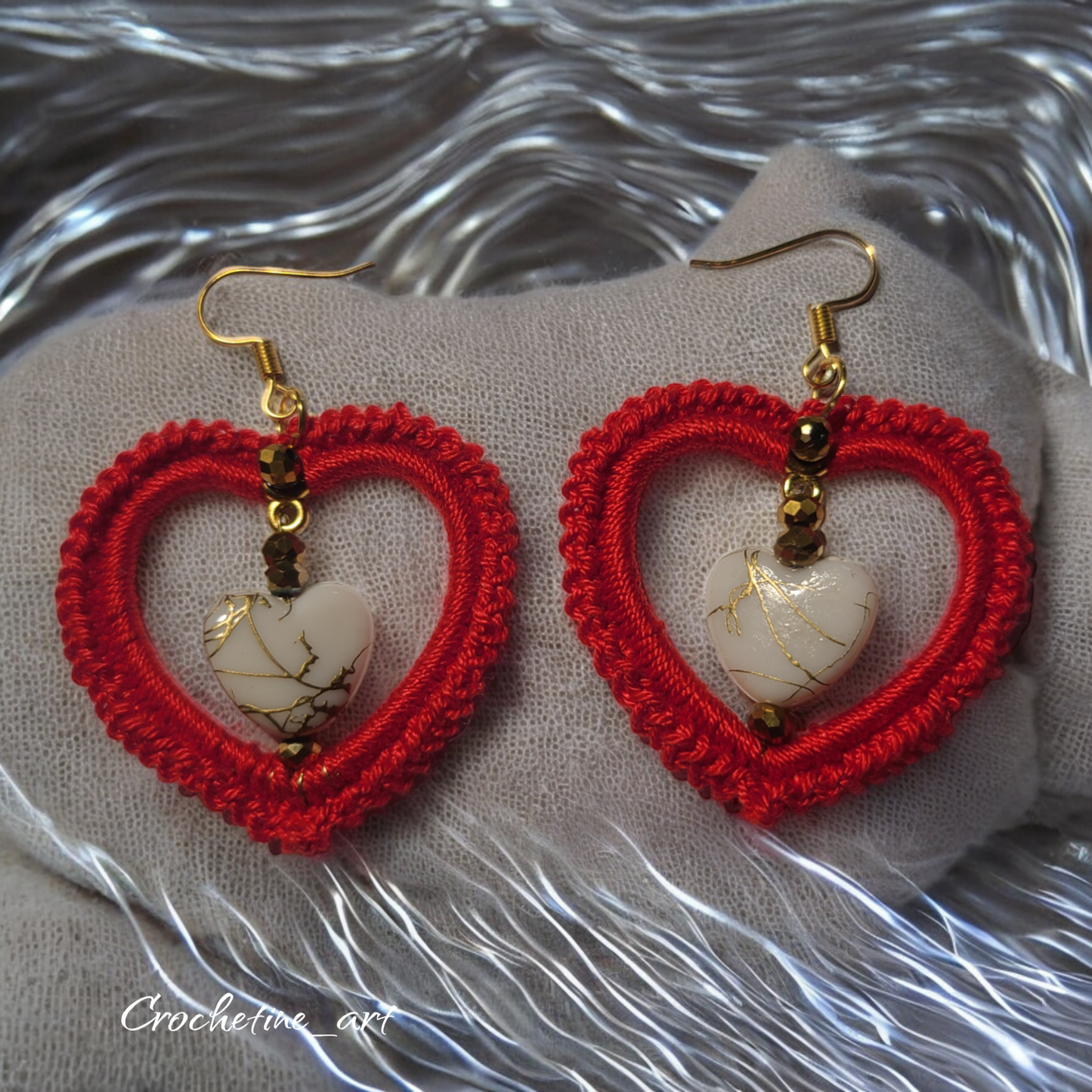 Boucles d'oreilles cœur Lovana au crochet de couleur rouge avec perles intermédiaires