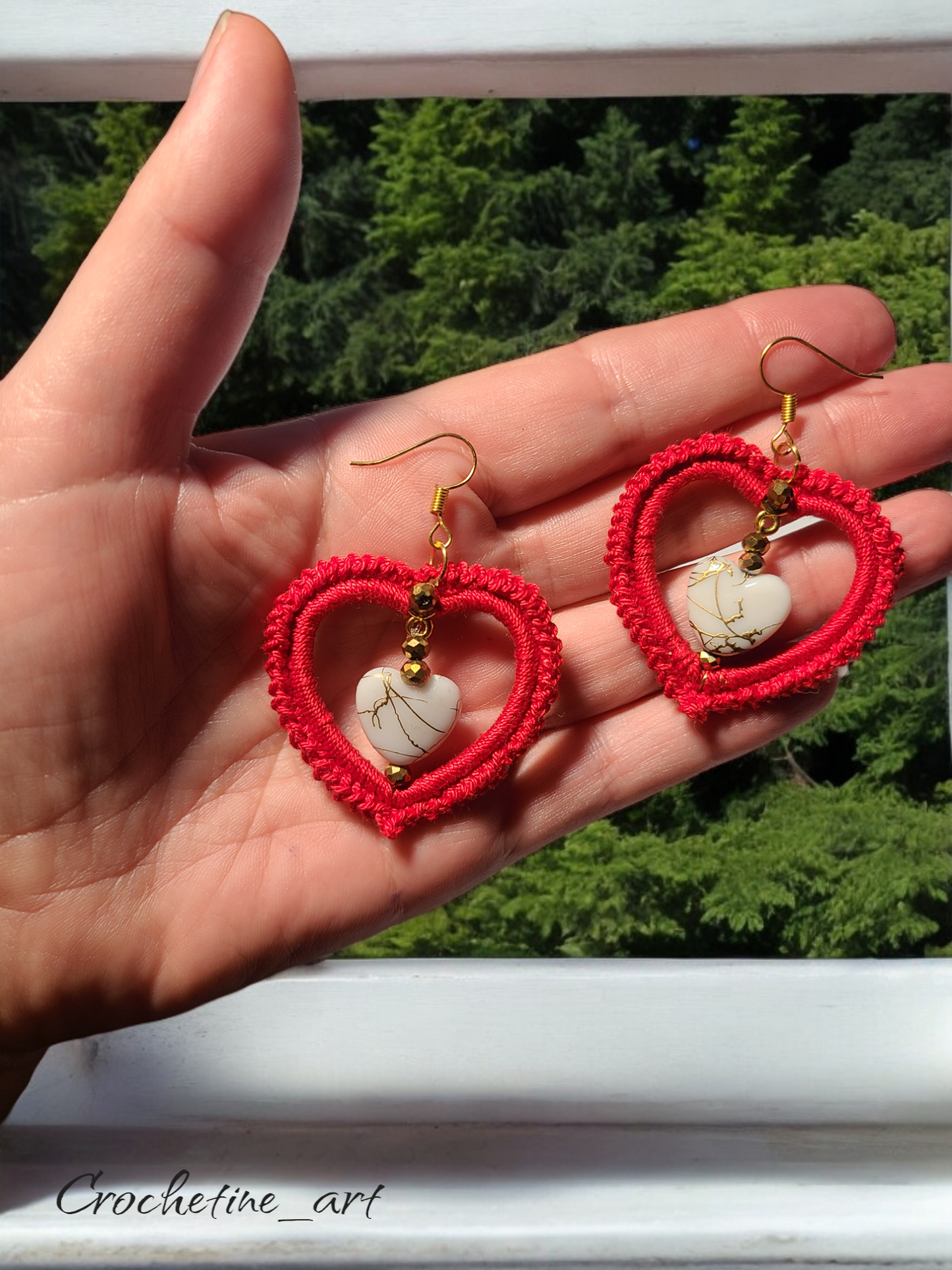 Boucles d'oreilles cœur Lovana au crochet de couleur rouge avec perles intermédiaires